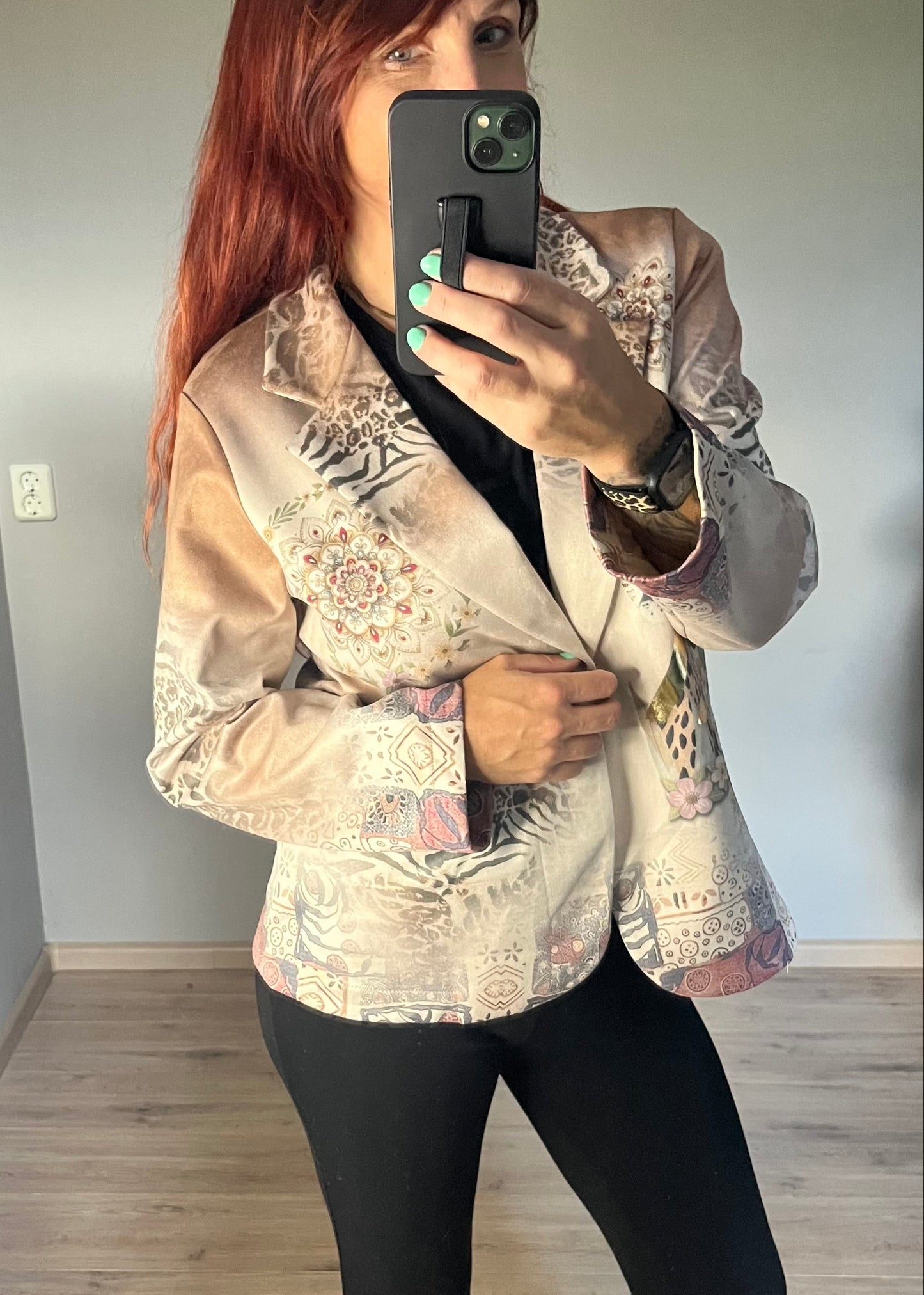 Blazer in suèdelook stof met opvallende print, licht getailleerd. One size tot maat 44.