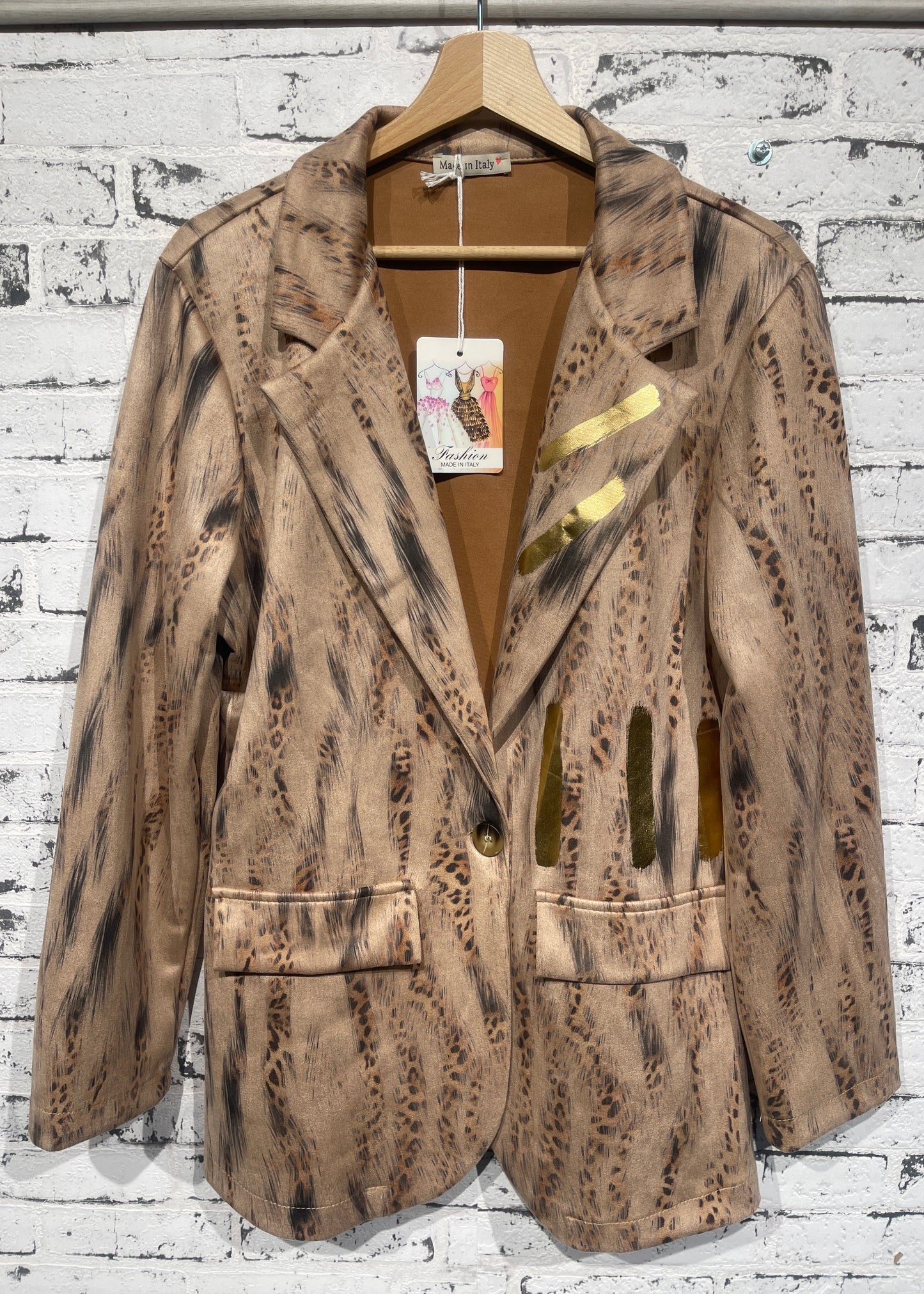 Blazer in suèdelook stof met opvallende print, licht getailleerd. One size tot maat 44.