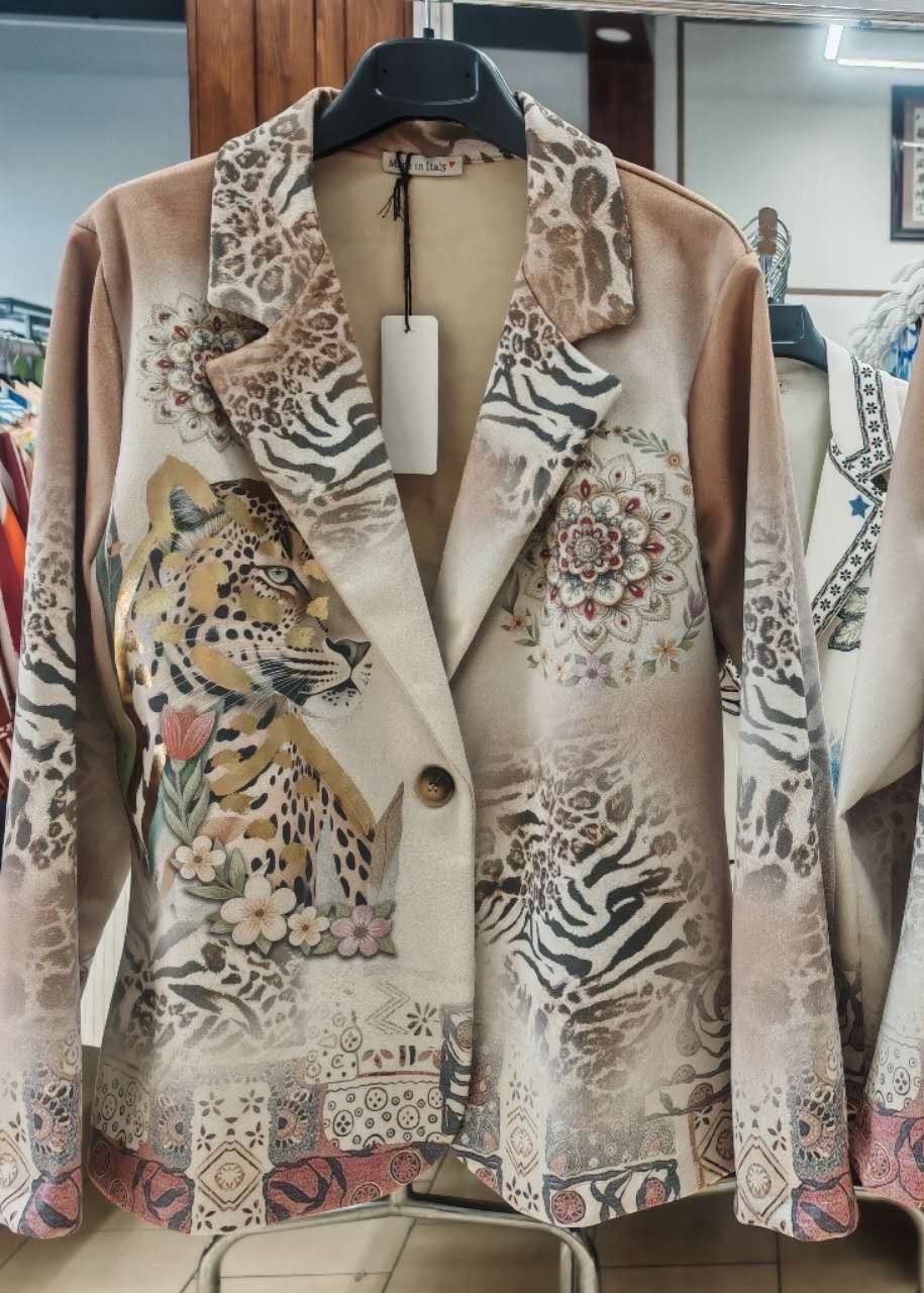 Blazer in suèdelook stof met opvallende print, licht getailleerd. One size tot maat 44.