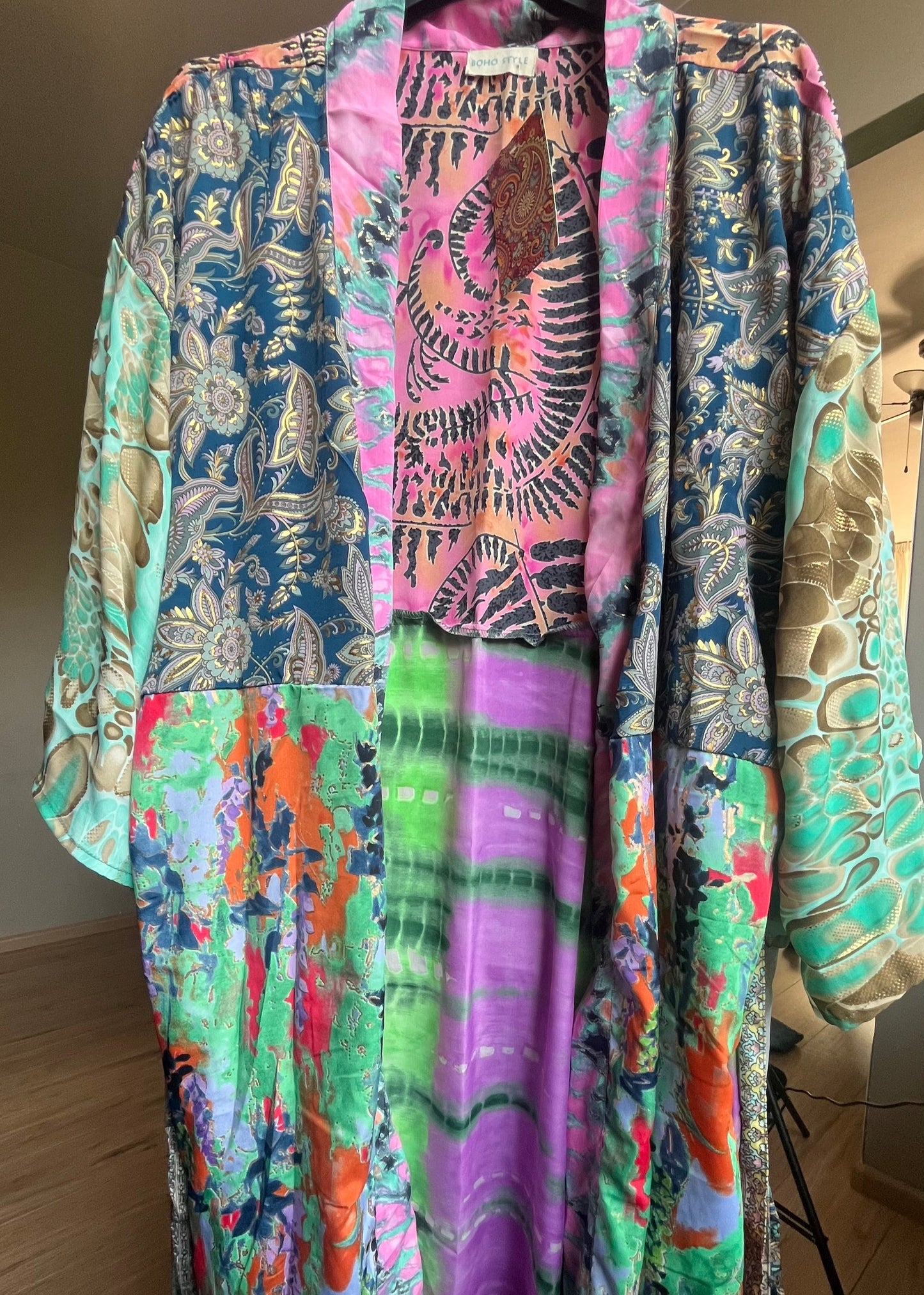 Gave kimono uit Inda in Ibiza stijl van zijde met centuur en steekzakken. Diverse hippe en trendt prints. Elke is uniek.