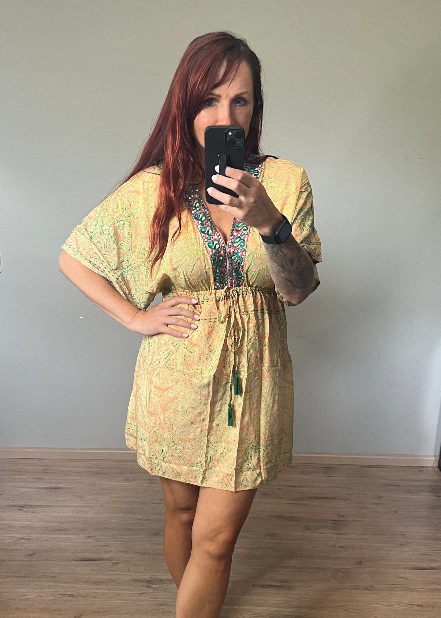 Kleurrijk kort Boho look damesjurkje van zijde en viscose. Zomers, luchtig en stijlvol met speelse print.
