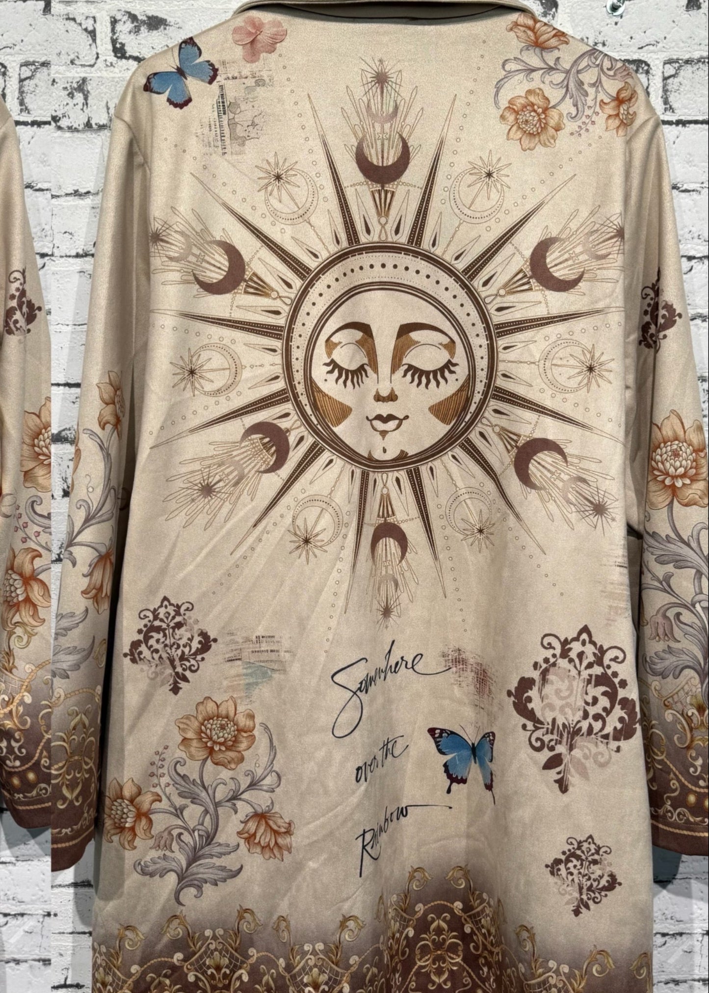 Lange jas in suèdelook met opvallende print, licht getailleerd. One size tot maat 46.