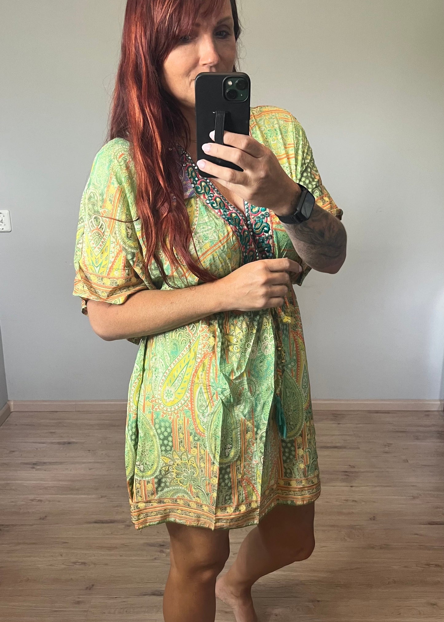 Kleurrijk Ibiza damesjurkje van zijde en viscose. zomers, luchtig en stijlvol met speelse print.