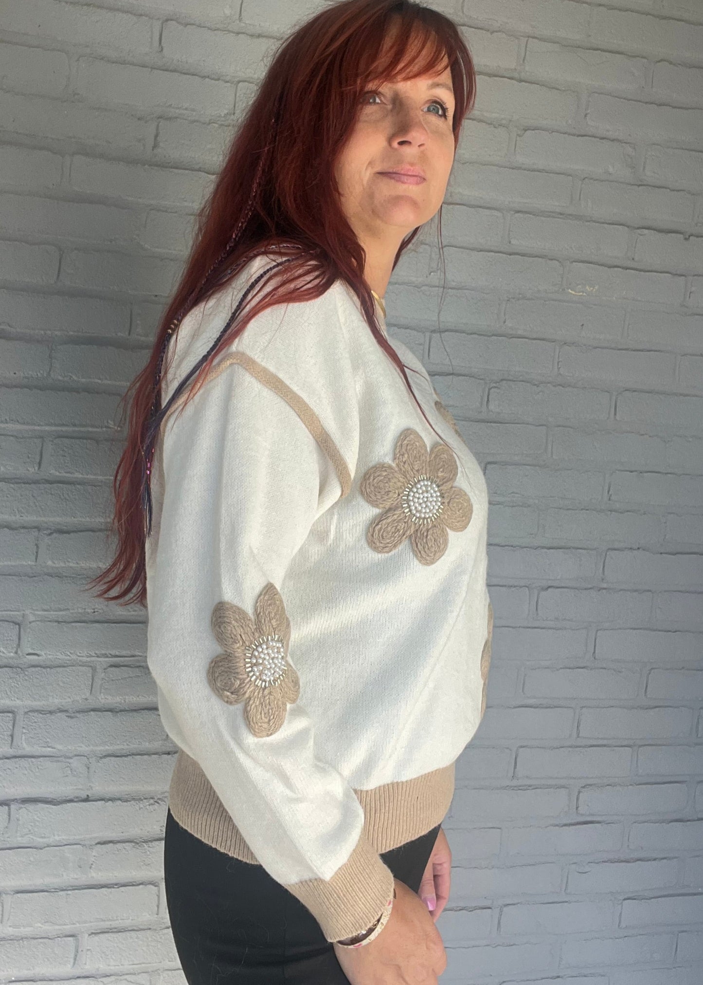 Beige trui met camel bloemdetail, zachte stof die niet kriebelt. One size tot maat 42