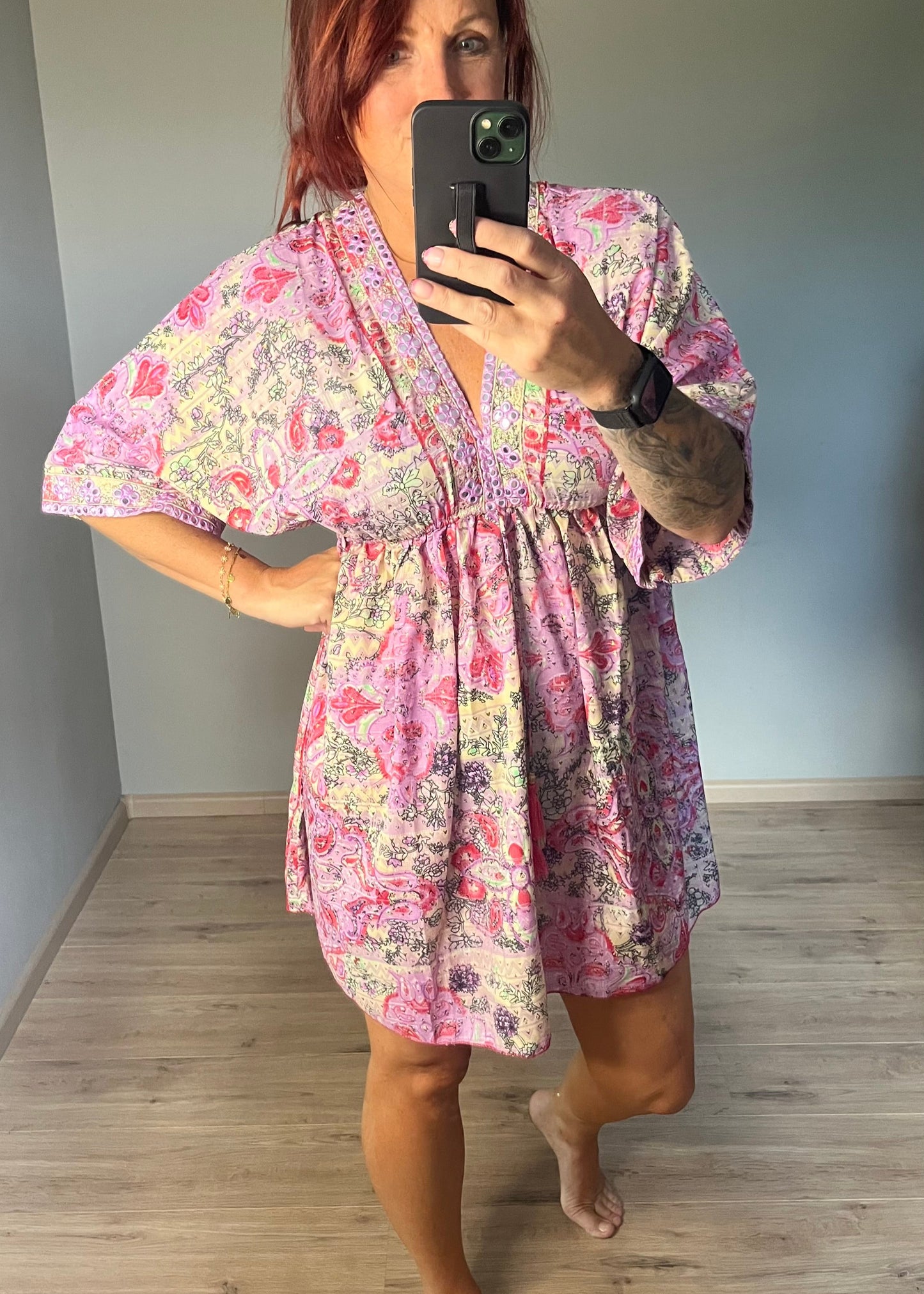 Kleurrijk kort Ibiza damesjurkje van viscose – zomers, luchtig en stijlvol met speelse print.
