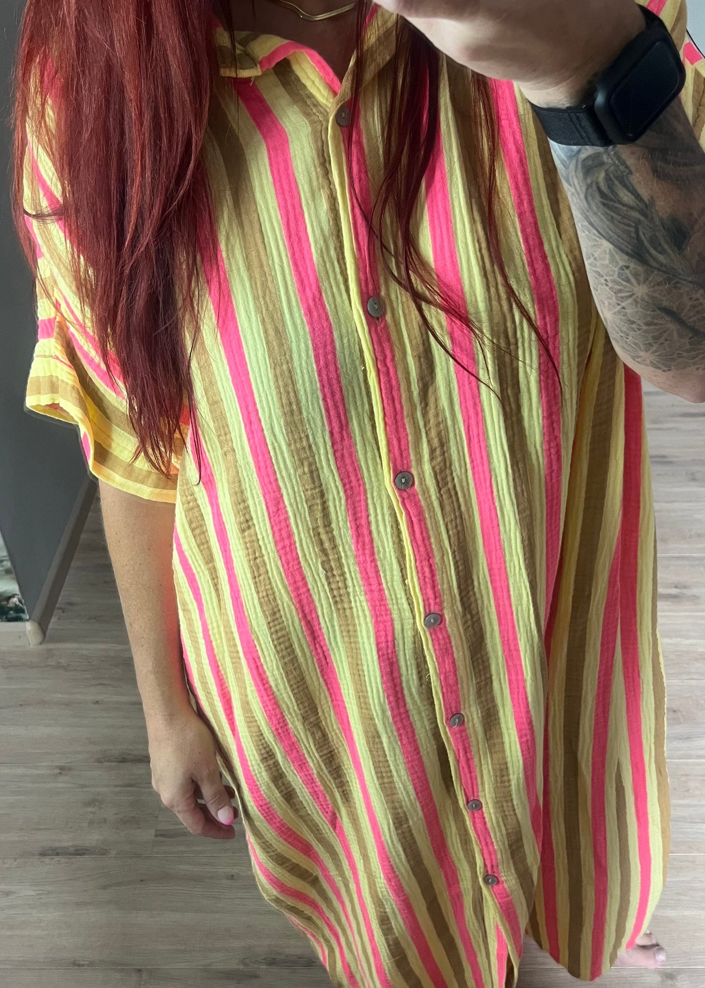 Maxi-jurk van mousseline katoen in roze en geel. Ibiza vibe, doorknoopmodel en one size pasvorm tot maat 46.