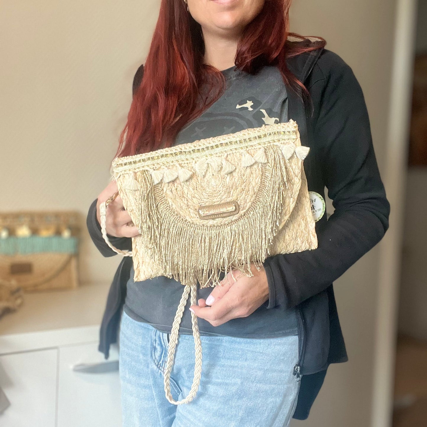Handgemaakte clutch van palmblad met franjes, kralen en gouden details, unieke boho tas van SimoSastre voor crossbody of handgebruik