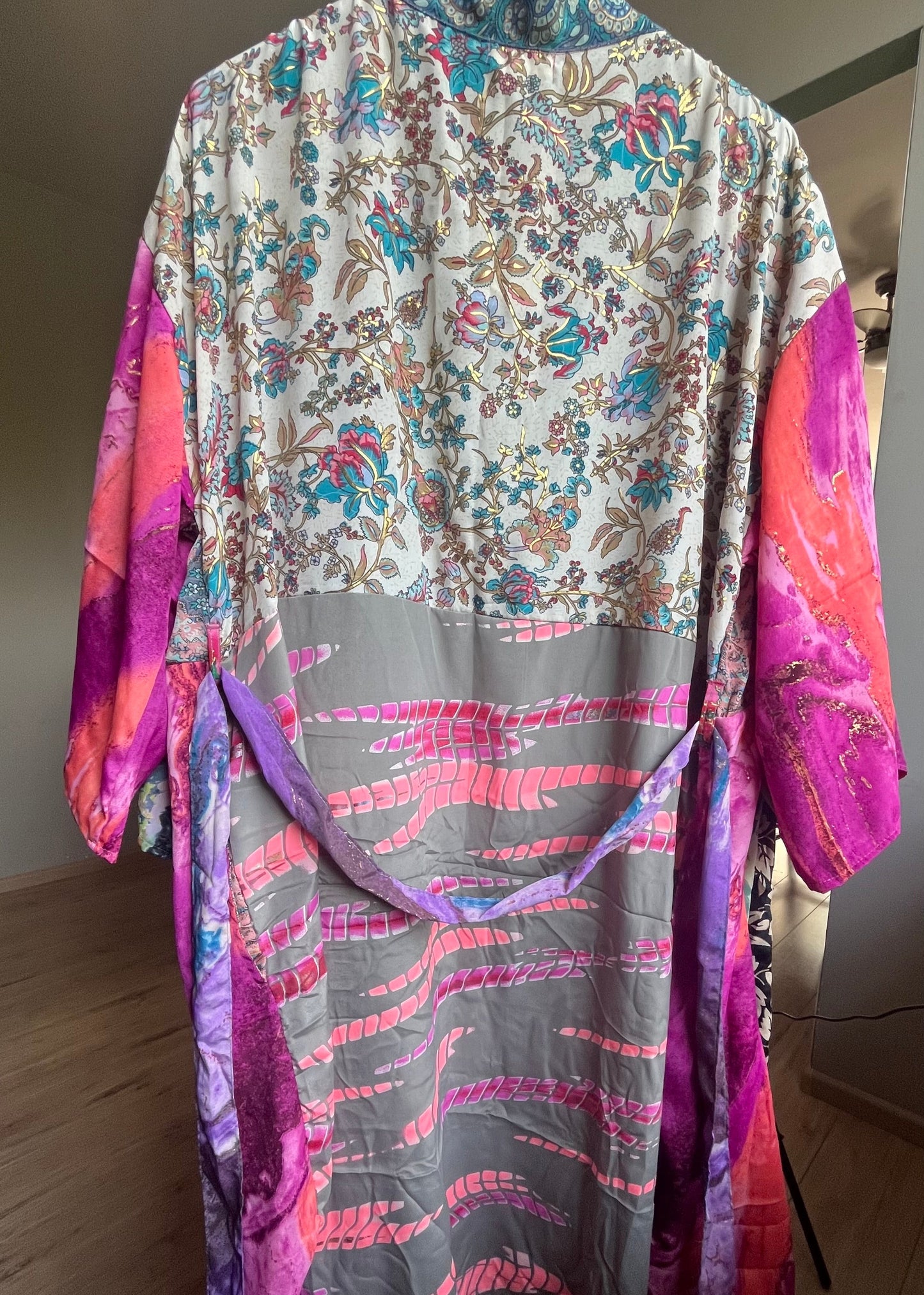 Gave kimono uit Inda in Ibiza stijl van zijde met centuur en steekzakken. Diverse hippe en trendt prints. Elke is uniek.