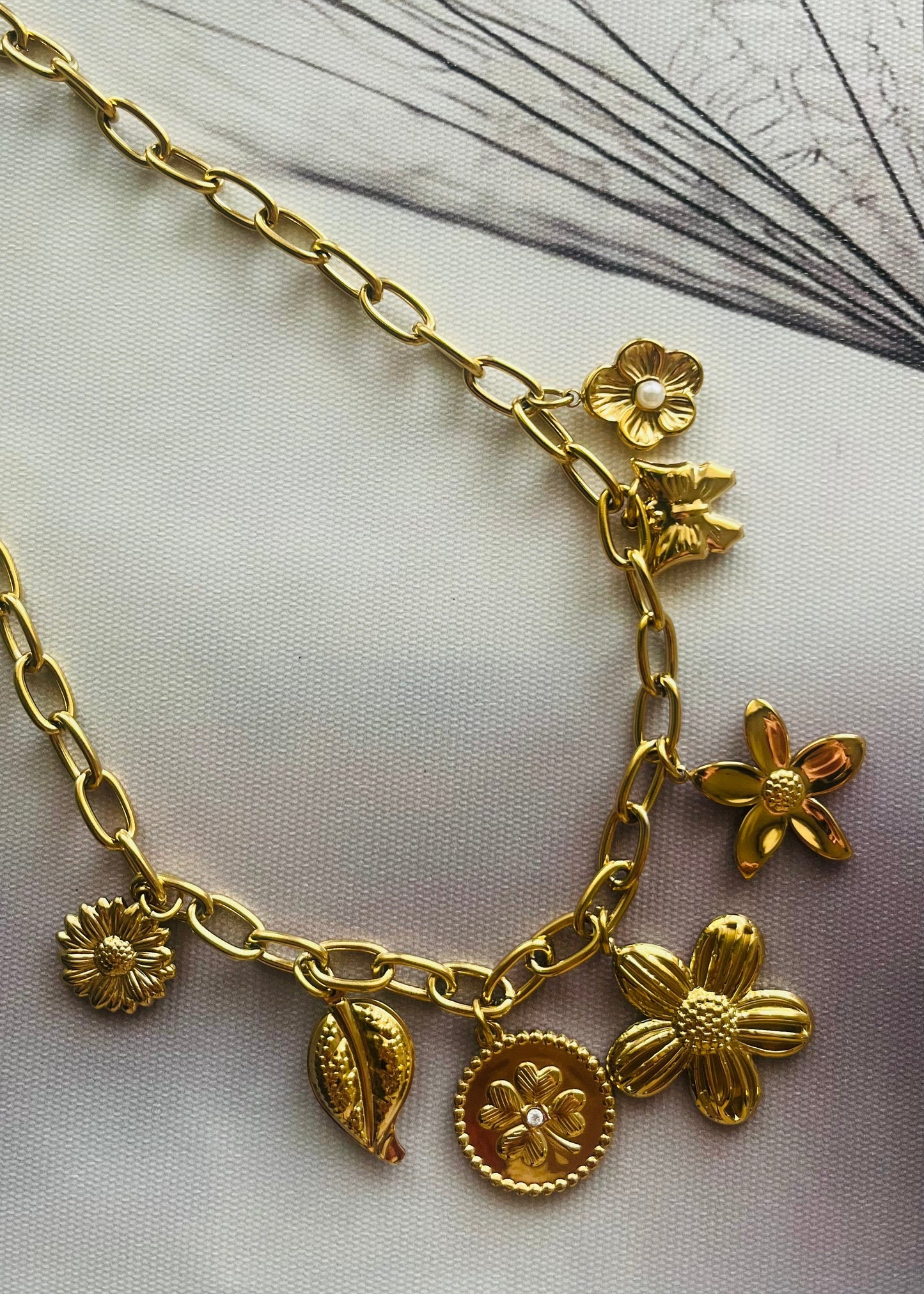 Stainless steel damesketting met hippe bedels zoals een sleutel, slotje en strikje. Verkleurt niet, waterproof en trendy voor elke outfit.
