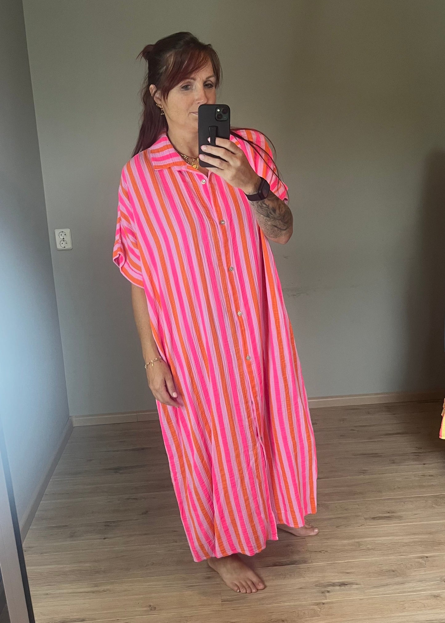 Maxi-jurk van mousseline katoen in roze, rood en paars, Ibiza vibe, doorknoopmodel en one size pasvorm tot maat 46.
