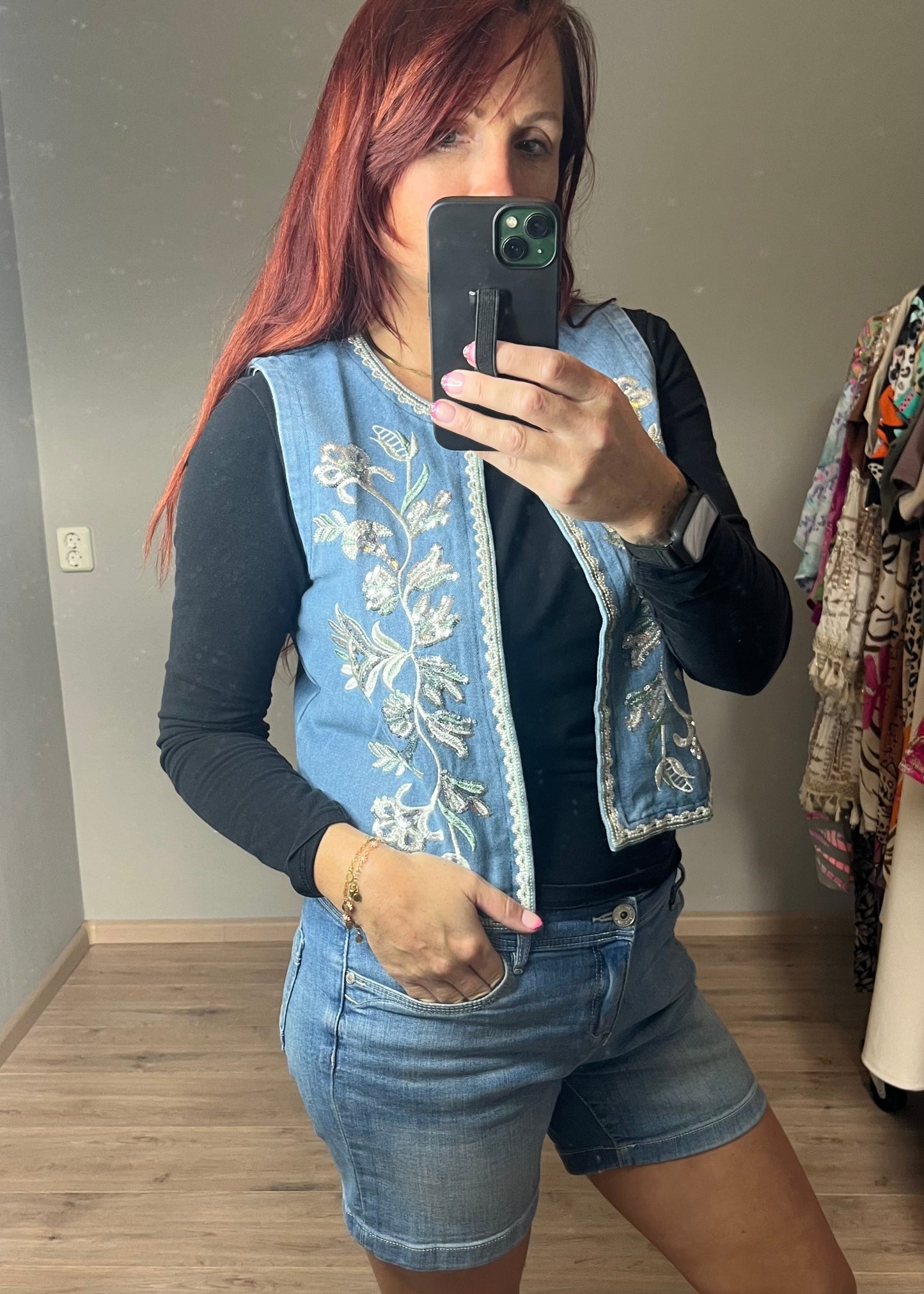 Denim damesgilet met glitterprint op de voorkant,stijlvolle mix van stoer en vrouwelijk in S/M en M/XL