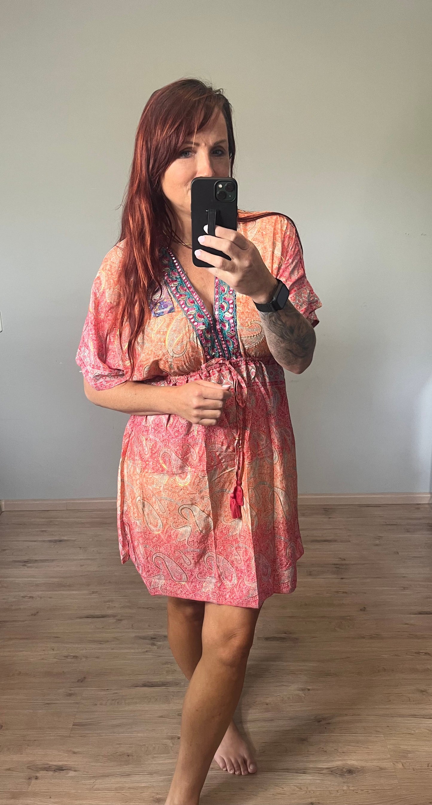 Kleurrijk kort Bohemian damesjurkje van zijde en viscose – zomers, luchtig en stijlvol met speelse print.