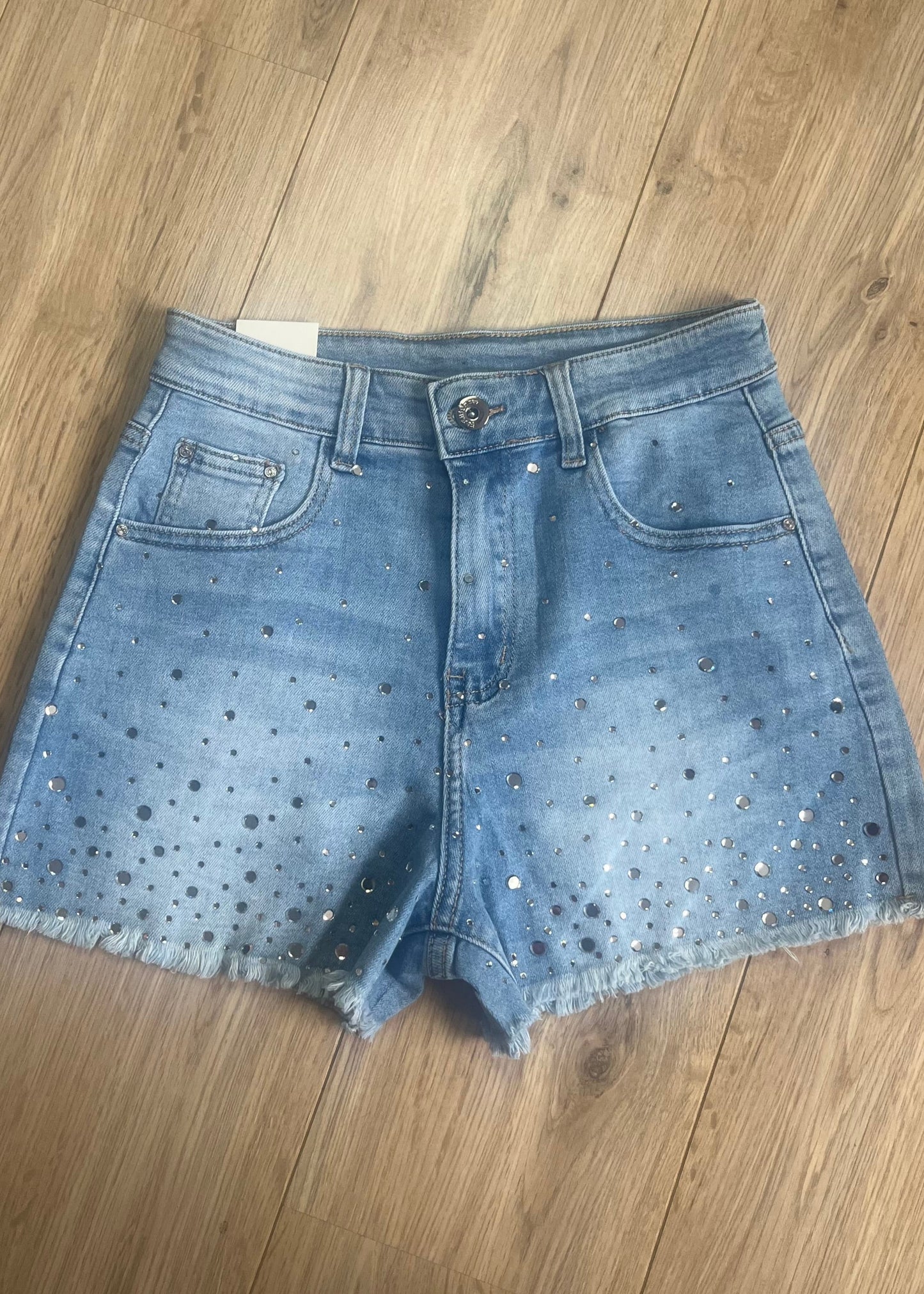Korte jeans met grote glittersteentjes aan de voorkant, denim stretchmateriaal, verkrijgbaar van XS tot XL.