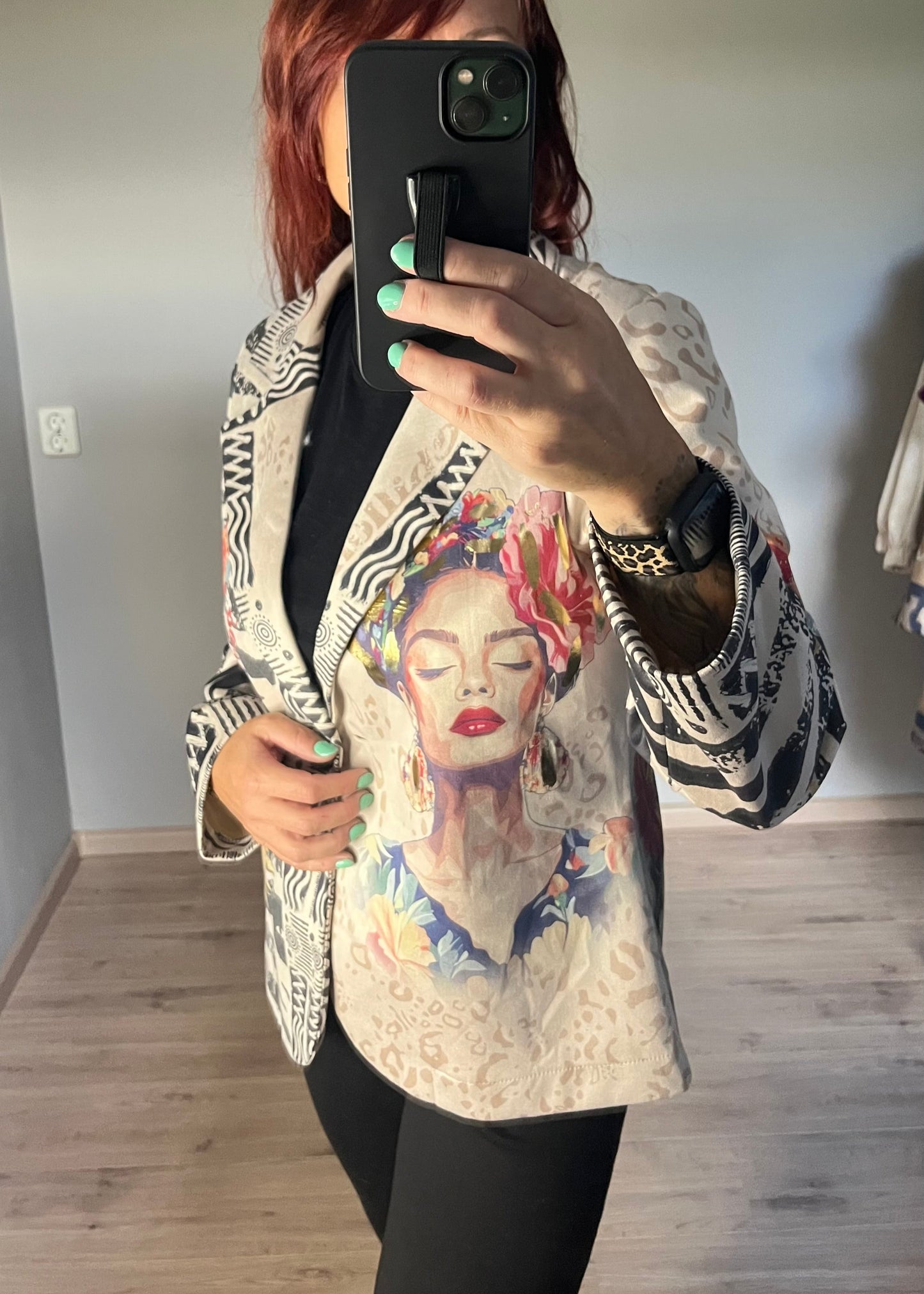 Blazer in suèdelook stof met opvallende print, licht getailleerd. One size tot maat 44.