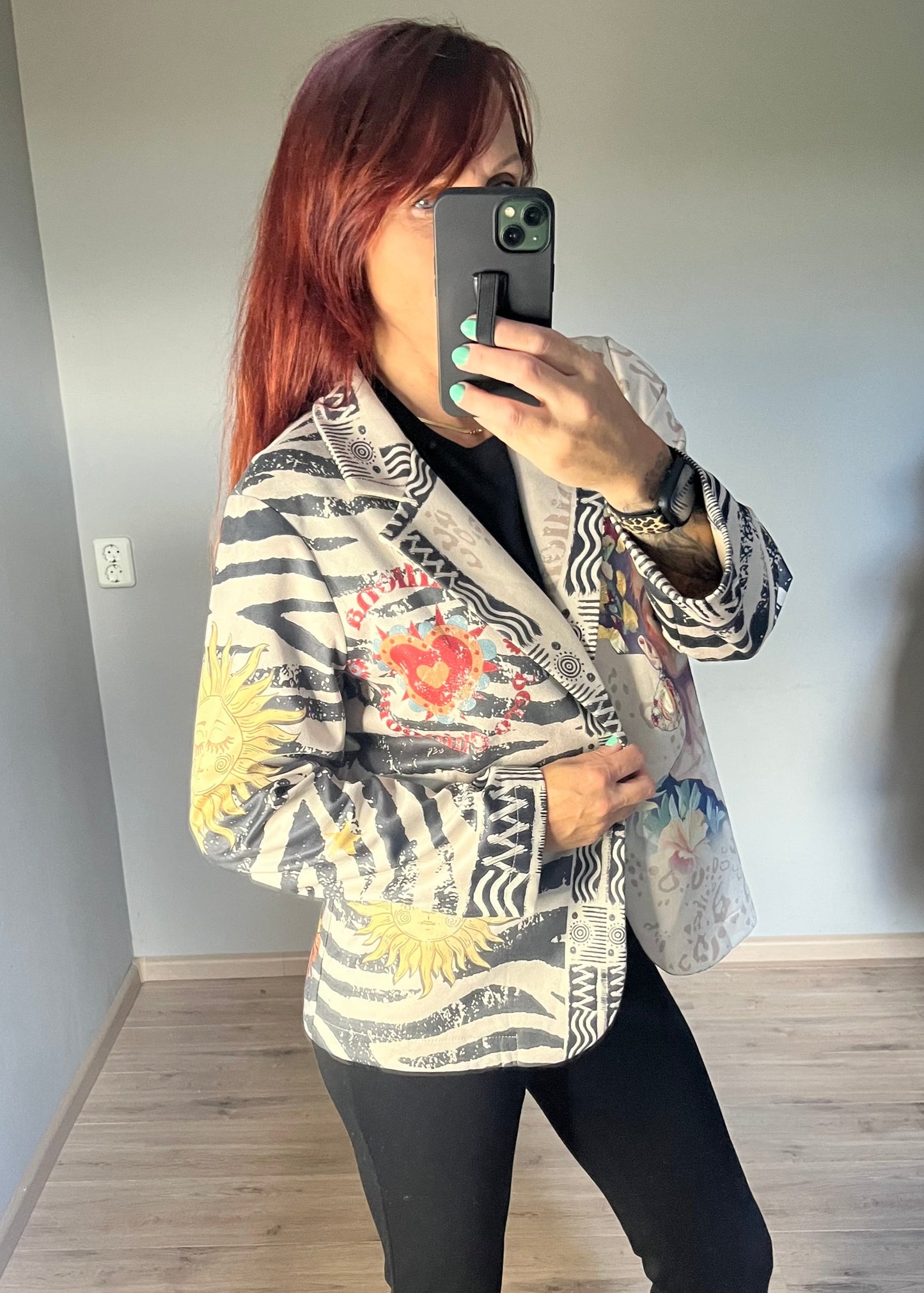Blazer in suèdelook stof met opvallende print, licht getailleerd. One size tot maat 44.