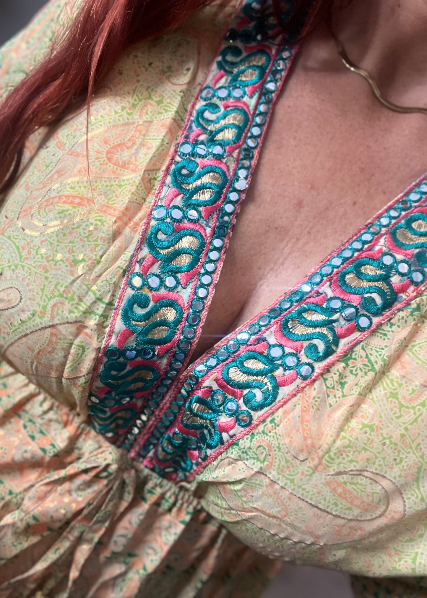 Kleurrijk kort damesjurkje van zijde en viscose met mooi afgewerkte details