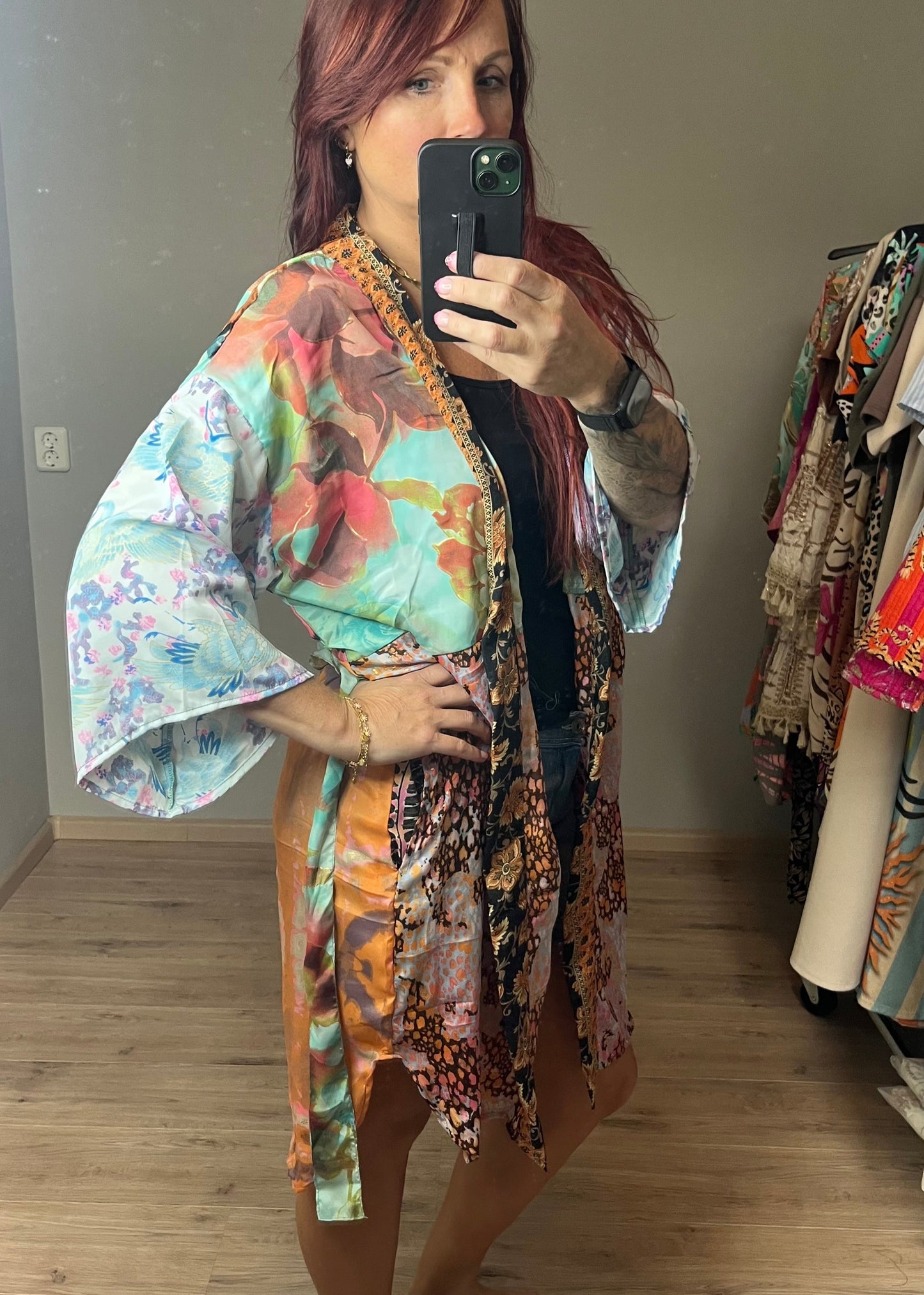 Gave kimono uit Inda in Ibiza stijl van zijde met centuur en steekzakken. Diverse hippe en trendt prints. Elke is uniek.