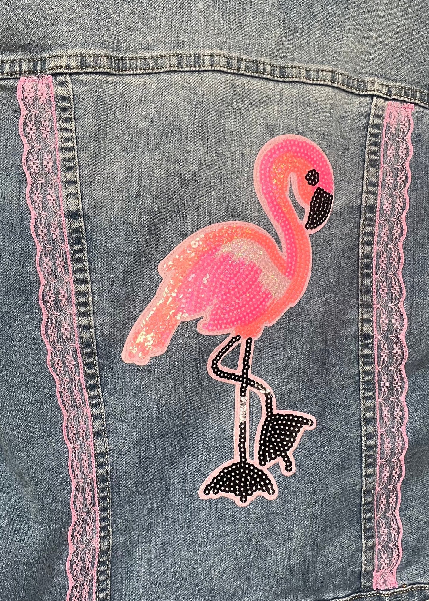 Uniek gepimpt vintage spijkerjasje van Piek Fashion, geüpcycled met creatieve details. Eén exemplaar beschikbaar.