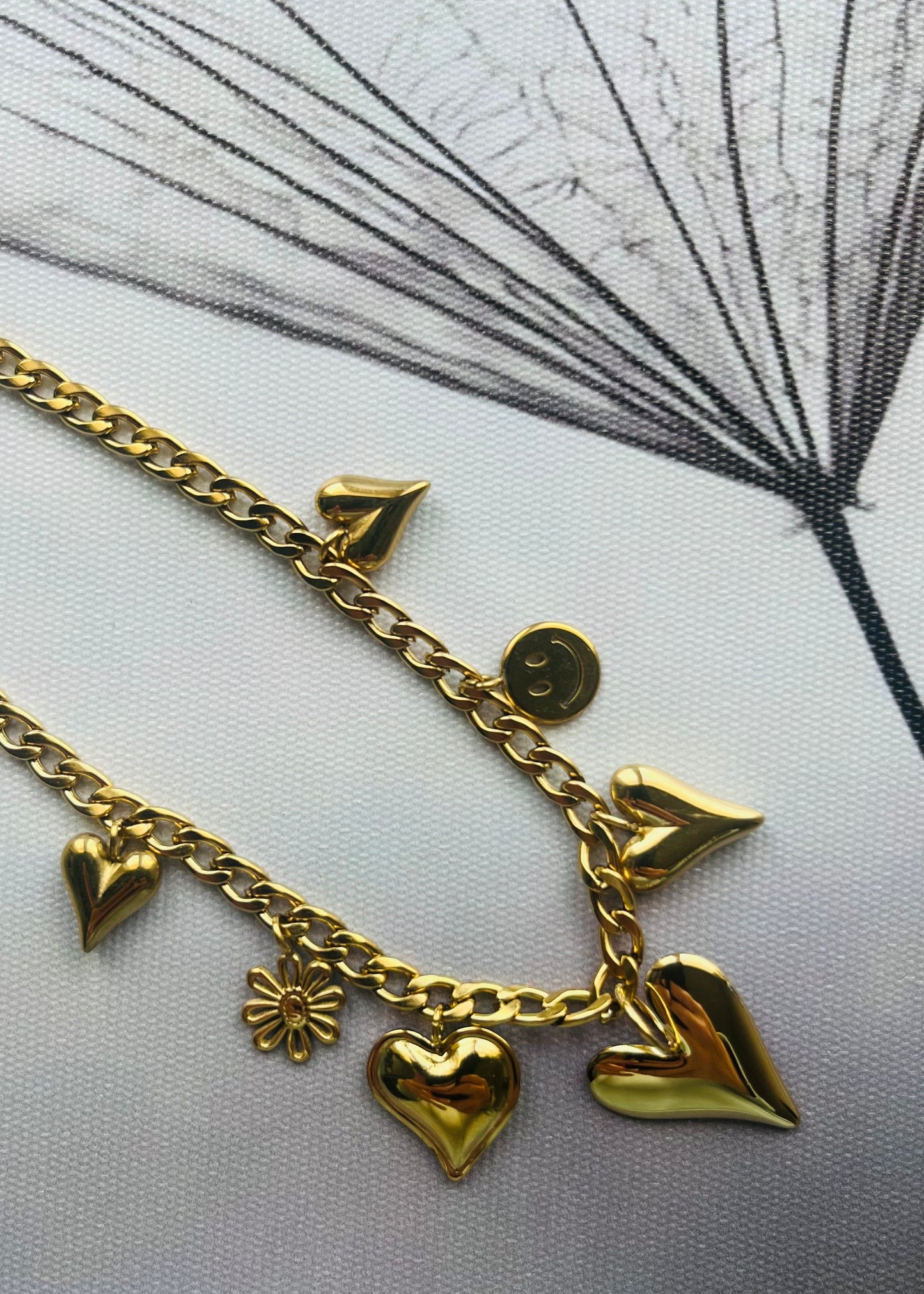 Stainless steel bedelkettingen in goud en zilver. Duurzaam, waterproof en trendy. Elke ketting heeft eigen bedels, mix en match jouw favorieten.