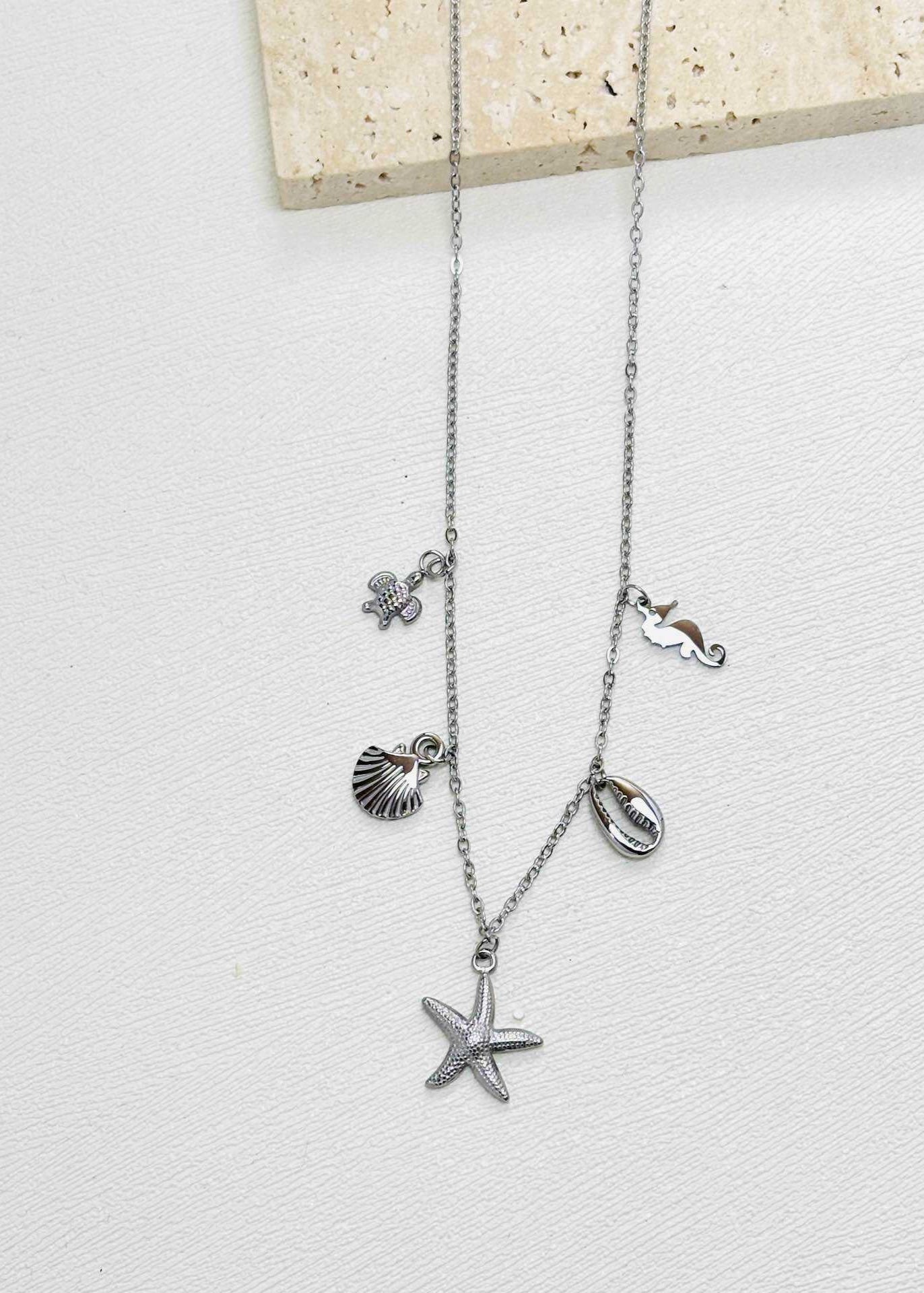 Stainless steel damesketting met beach bedels – schelpen, zeesterren, schildpadjes & meer. Verkleurt niet, waterproof, zomers & trendy.