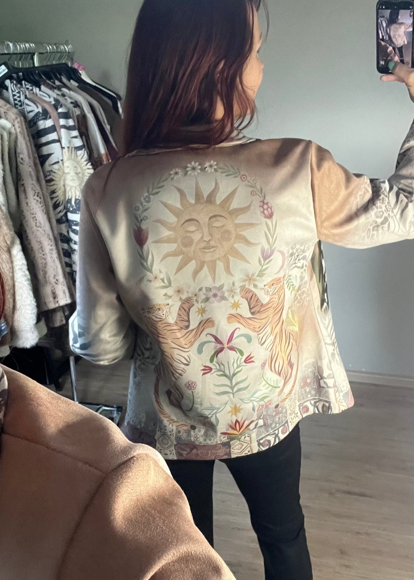Blazer in suèdelook stof met opvallende print, licht getailleerd. One size tot maat 44.