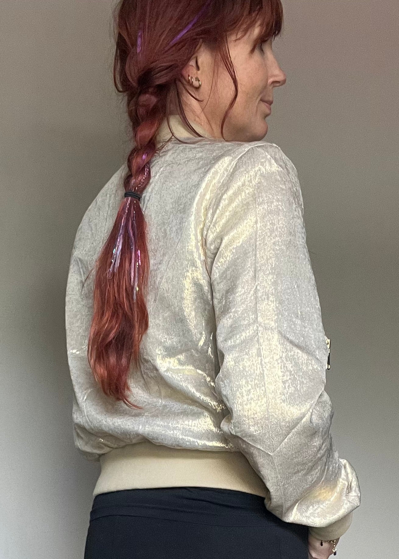 Metallic bomberjasje in goud of zilver met rits en steekzakken. Trendy, vrouwelijk model voor zomer en najaar.