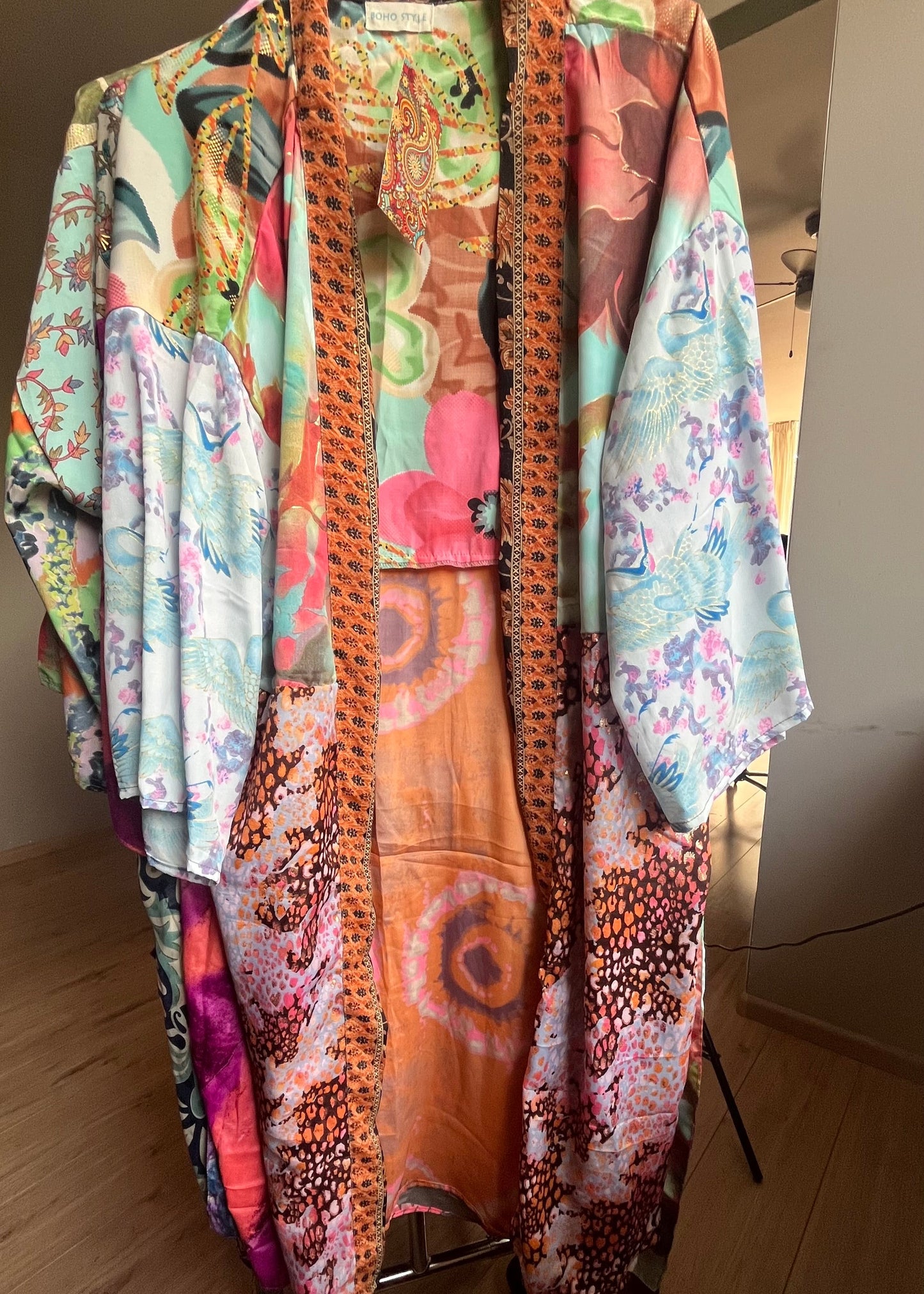 Gave kimono uit Inda in Ibiza stijl van zijde met centuur en steekzakken. Diverse hippe en trendt prints. Elke is uniek.