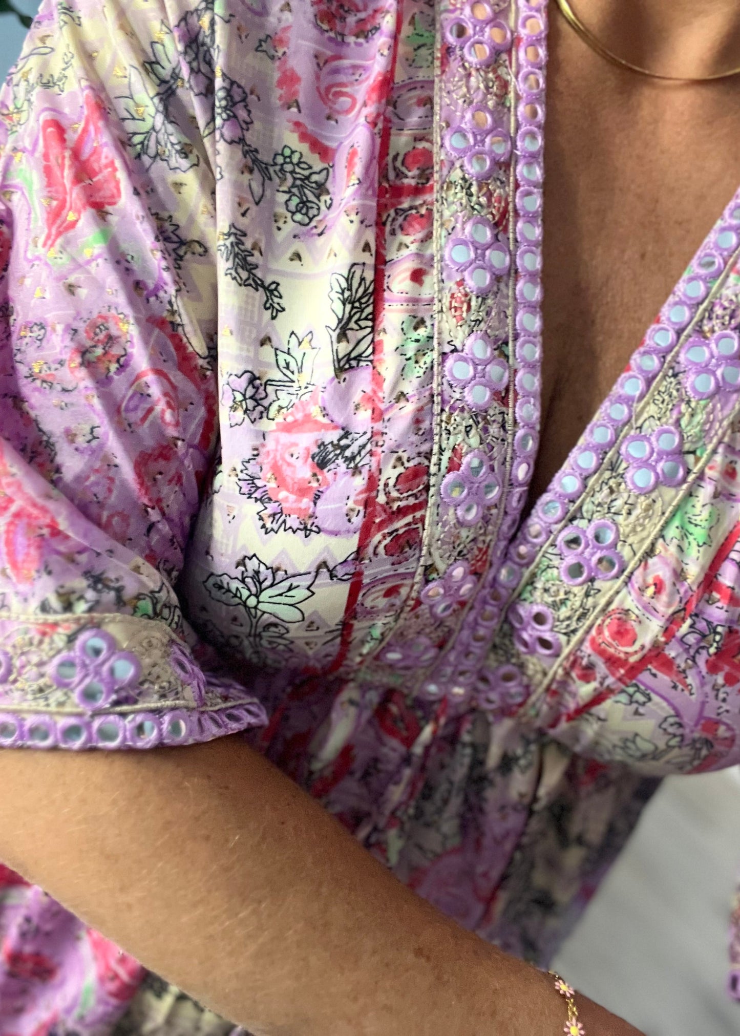 Kleurrijk kort Ibiza damesjurkje van viscose – zomers, luchtig en stijlvol met speelse print.