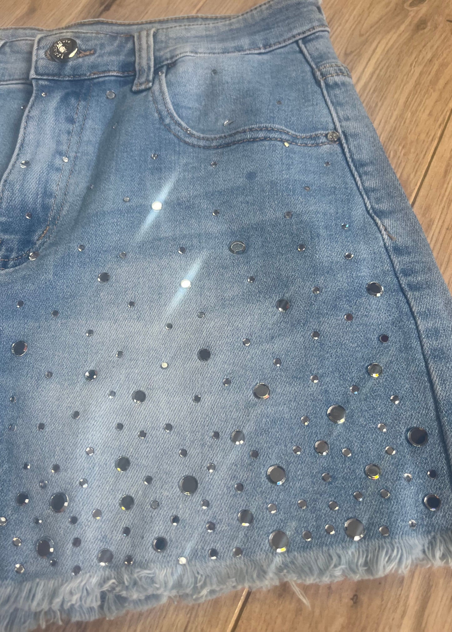 Hippe glitter jeans met grote glittersteentjes aan de voorkant, denim stretchmateriaal, verkrijgbaar van XS tot XL.