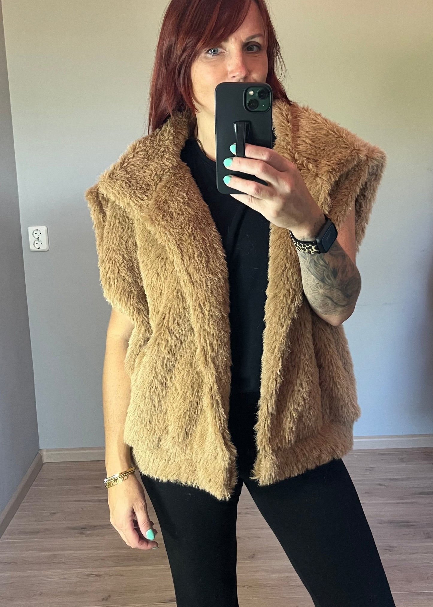 Gilet van nep bont in camelbruin en beige, met grote kraag en twee zakken. Oversized model, one size tot maat 46.