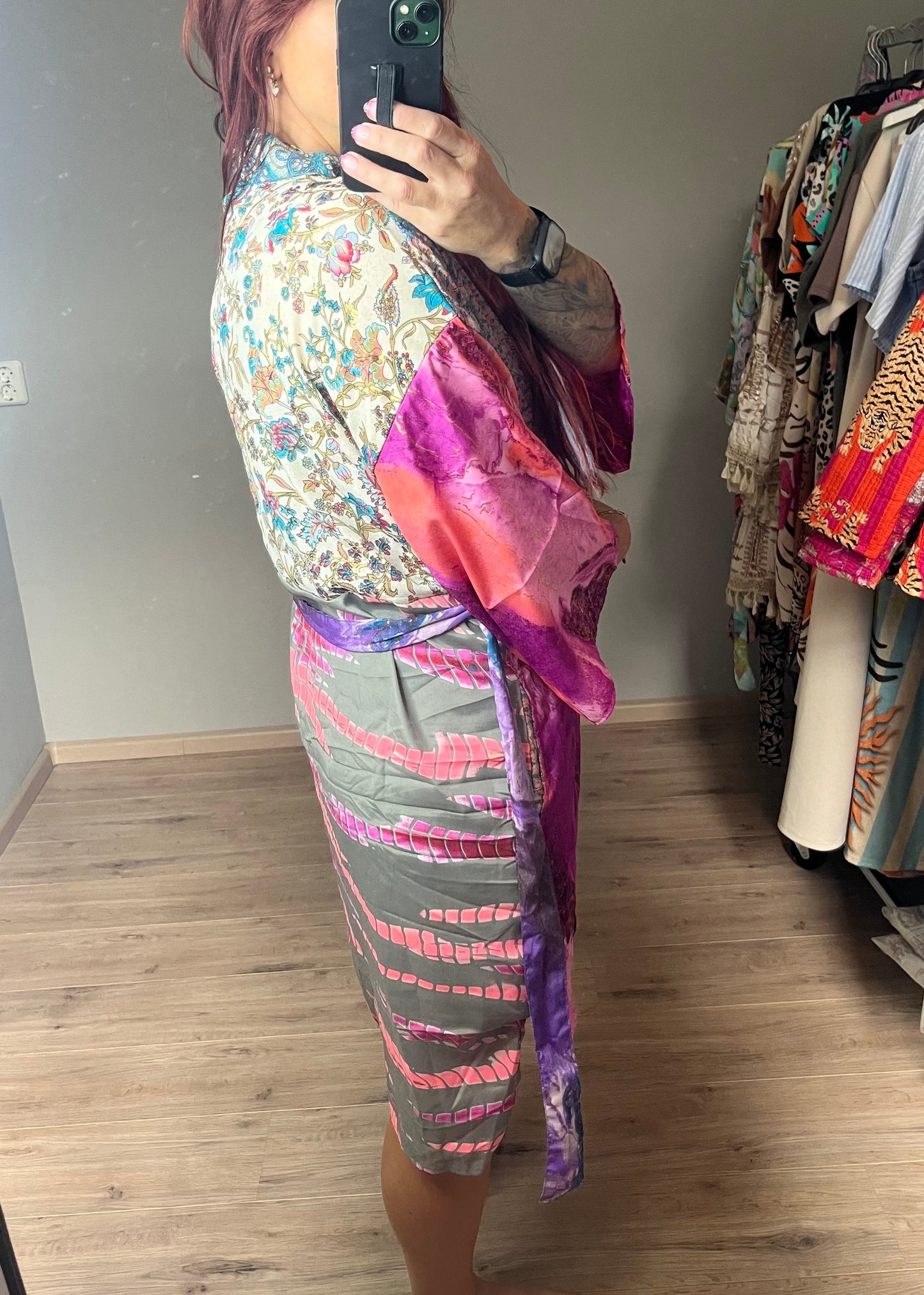 Gave kimono uit Inda in Ibiza stijl van zijde met centuur en steekzakken. Diverse hippe en trendt prints. Elke is uniek.