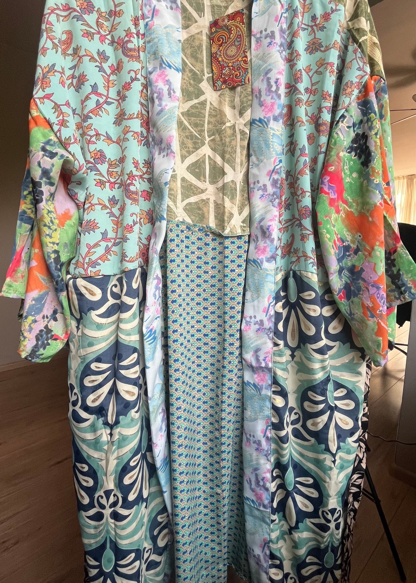Gave kimono uit Inda in Ibiza stijl van zijde met centuur en steekzakken. Diverse hippe en trendt prints. Elke is uniek.