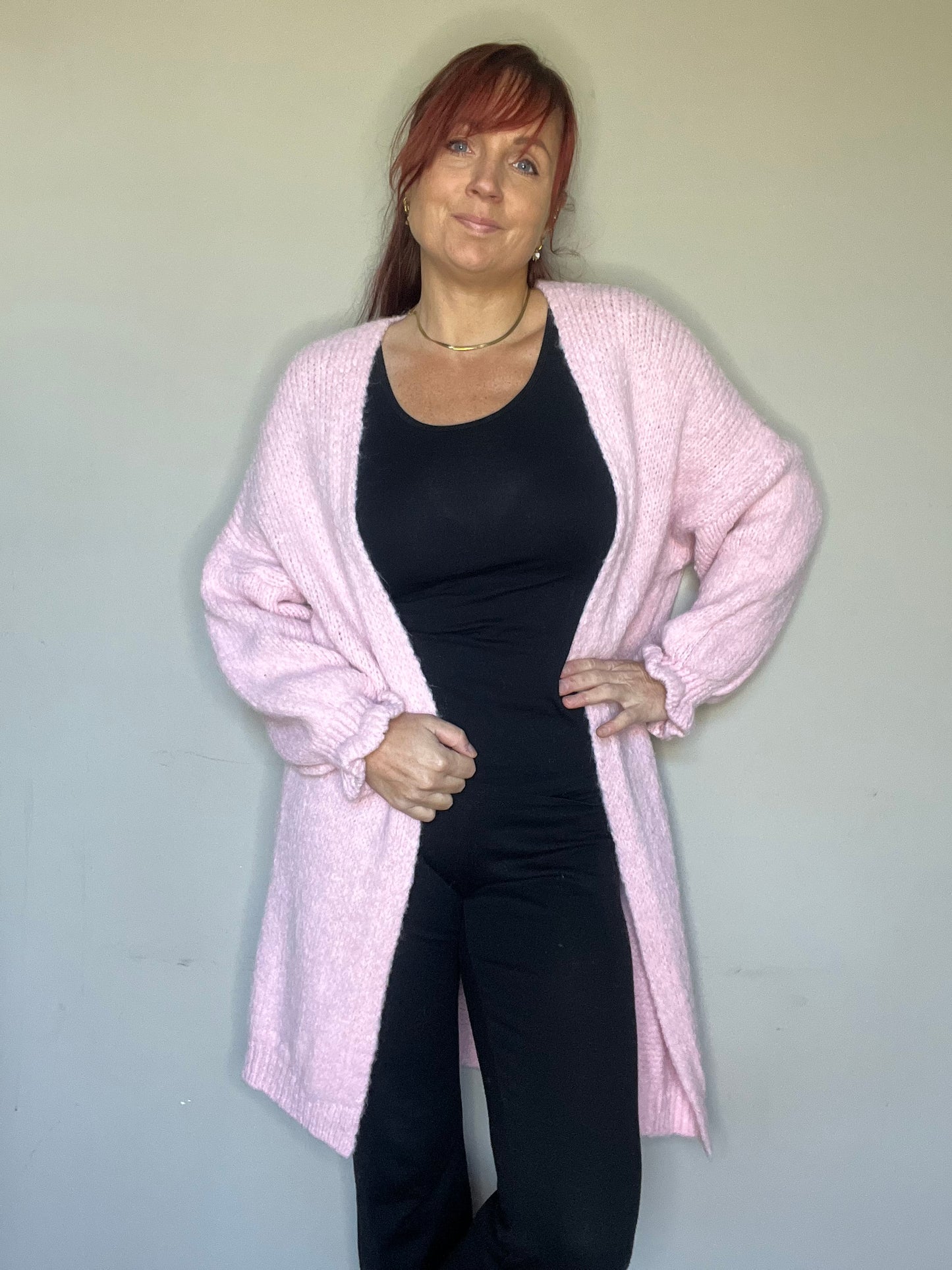 Lang vest met ruffle mouwen in groen, ecru en roze. One size tot maat 44.