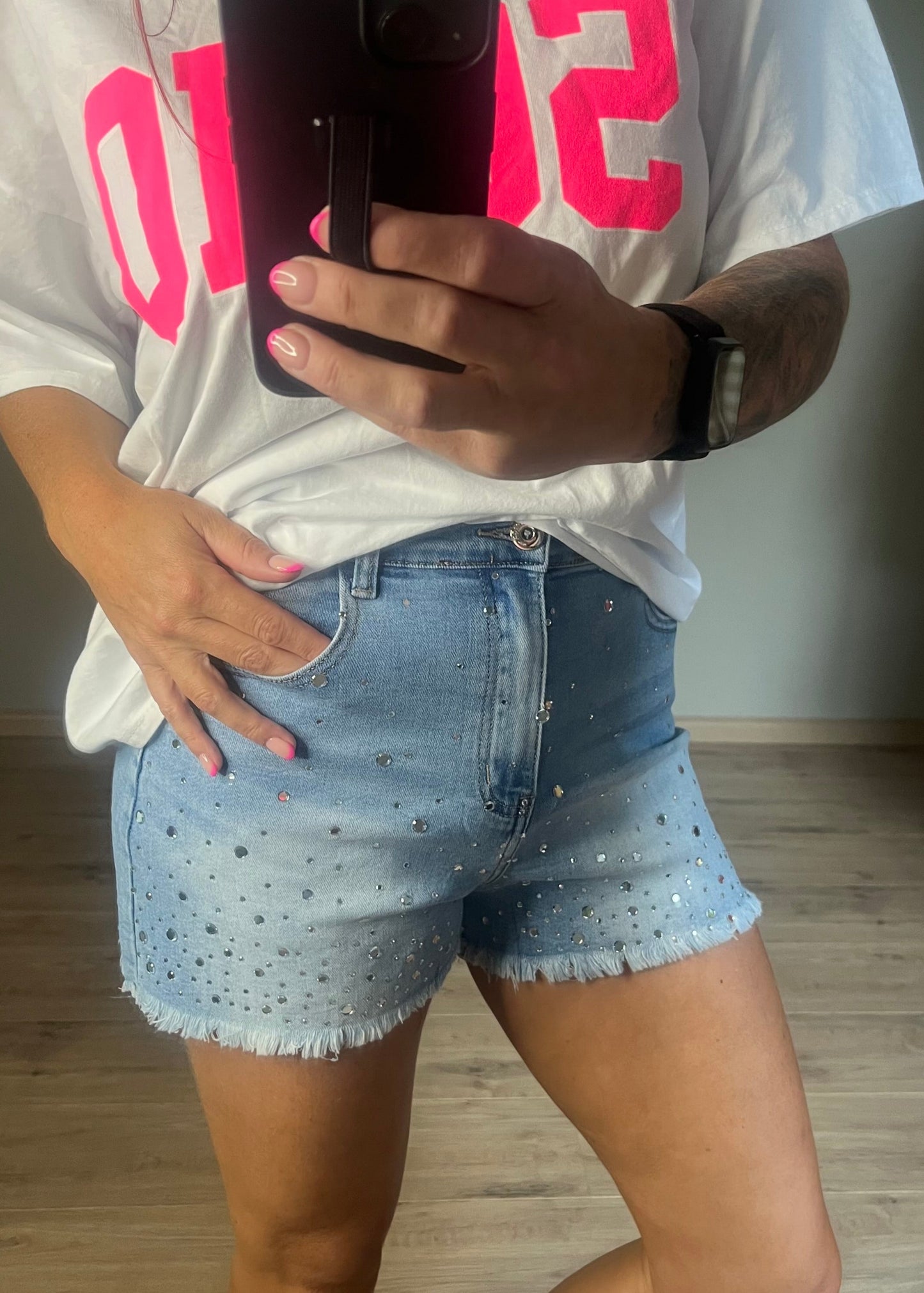 Korte glitter denim jeans met grote glittersteentjes aan de voorkant, denim stretchmateriaal, verkrijgbaar van XS tot XL.