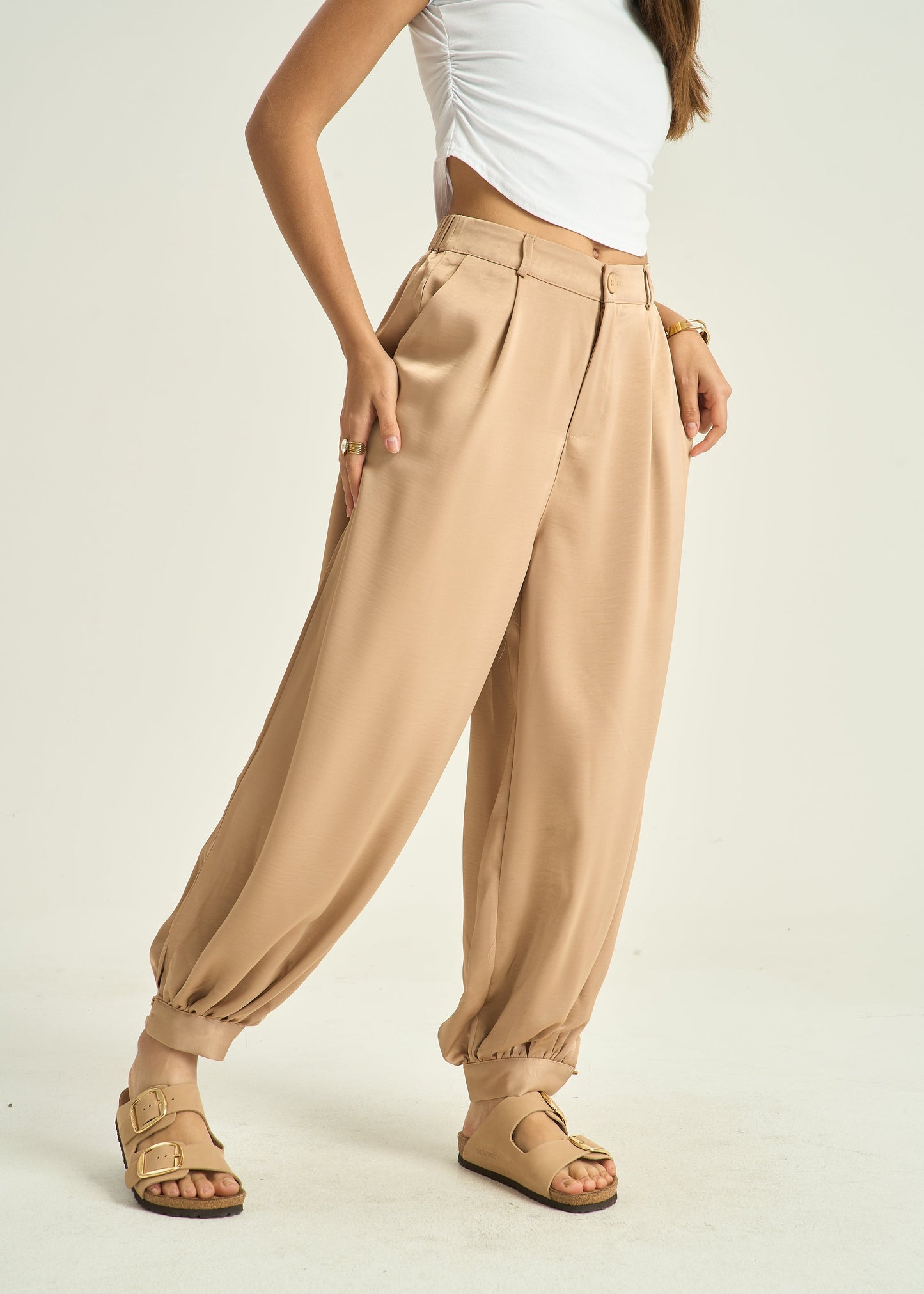 Taupe satin look balloon broek dames met knoopdetail