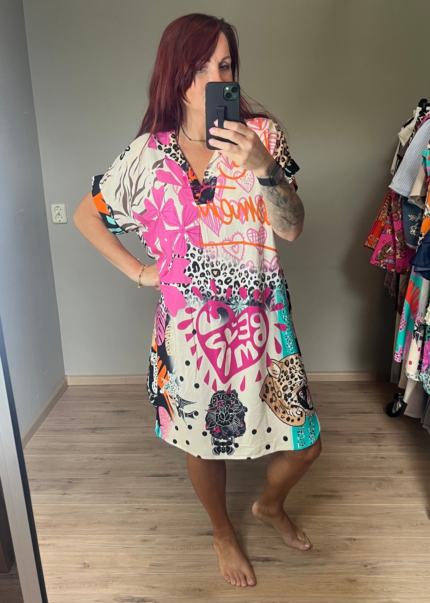 Viscose zomerjurkje met kleurrijke prints, wijd model en one size pasvorm tot maat 44, luchtig en comfortabel.