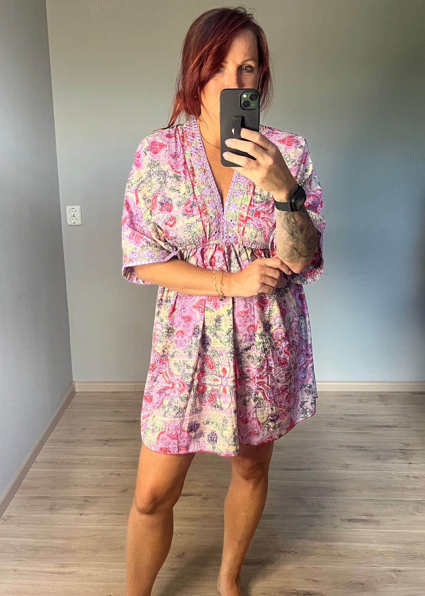 Kleurrijk kort Ibiza damesjurkje van viscose – zomers, luchtig en stijlvol met speelse print.