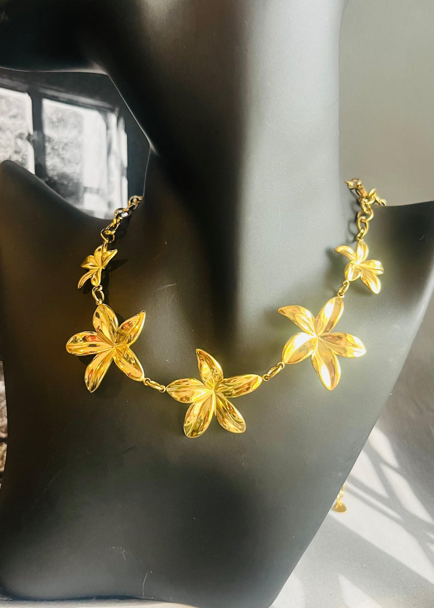 Stainless steel damesketting met hippe bedels zoals een sleutel, slotje en strikje. Verkleurt niet, waterproof en trendy voor elke outfit.