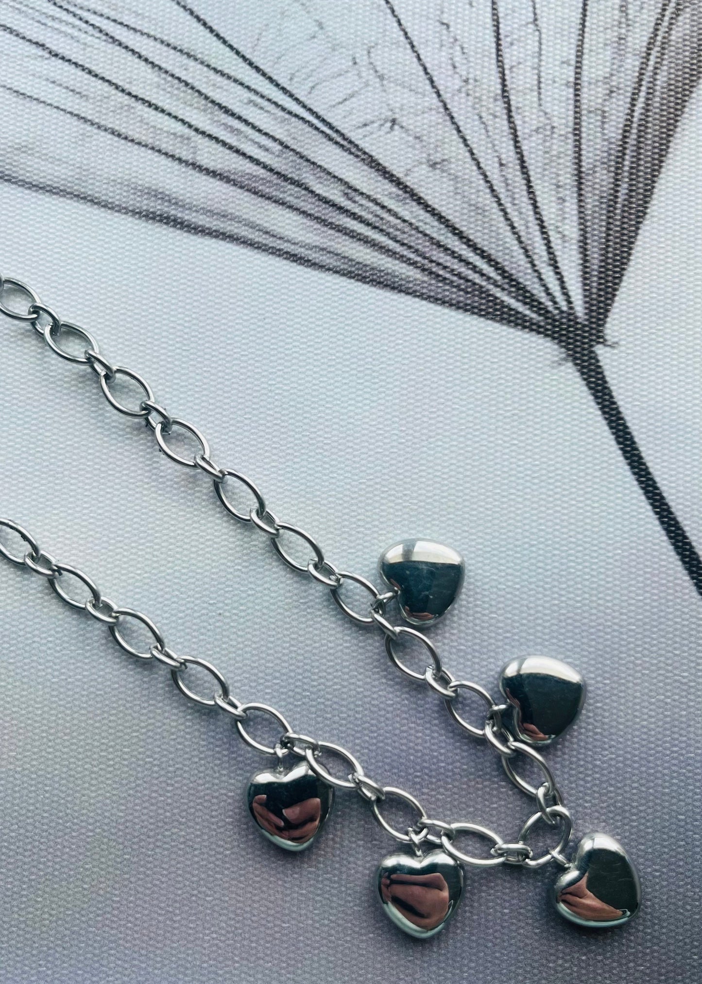 Stainless steel damesketting met hippe bedels. Verkleurt niet, waterproof en trendy voor elke outfit.