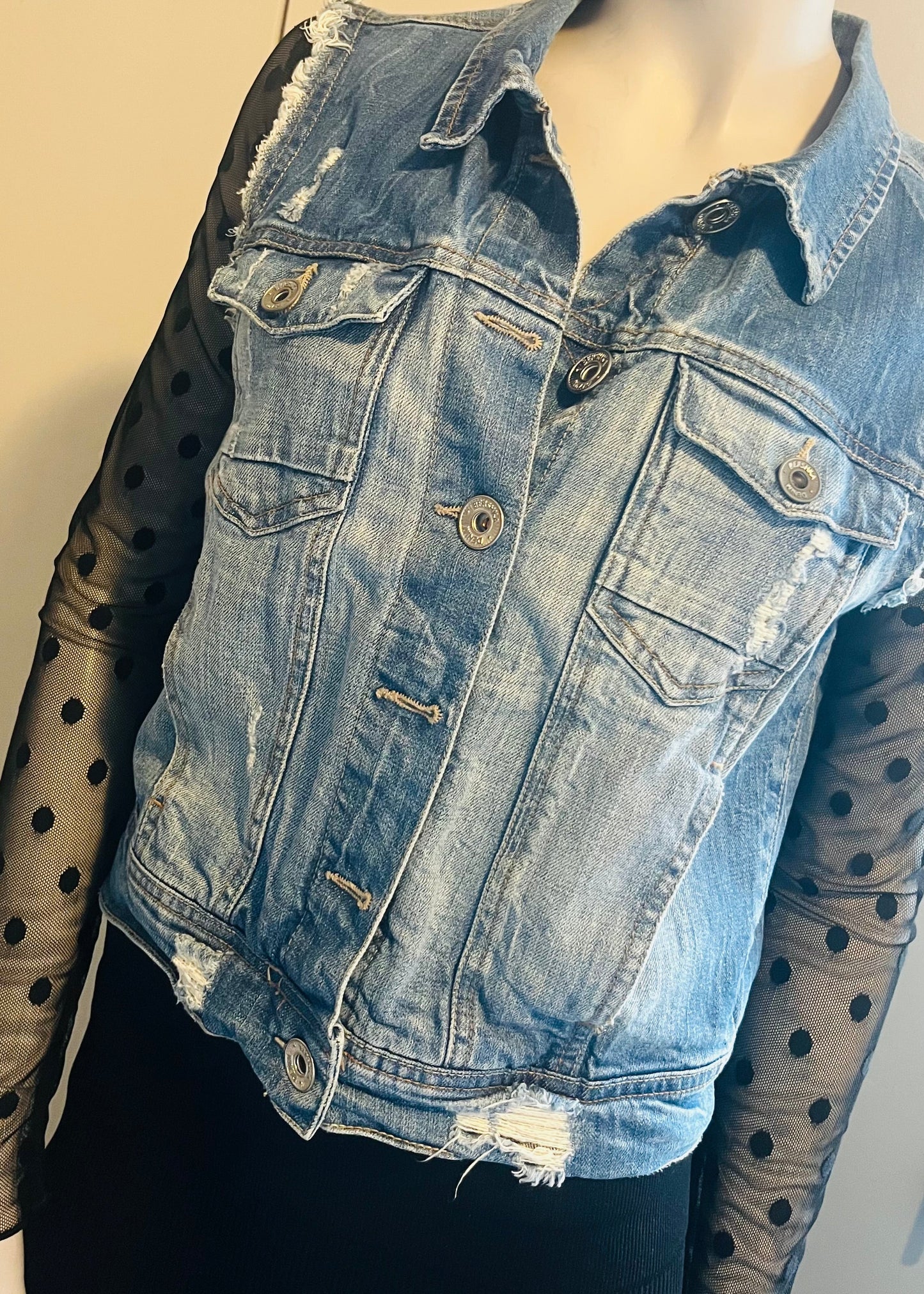 Uniek gepimpt vintage spijkerjasje van Piek Fashion, geüpcycled met creatieve details. Eén exemplaar beschikbaar.