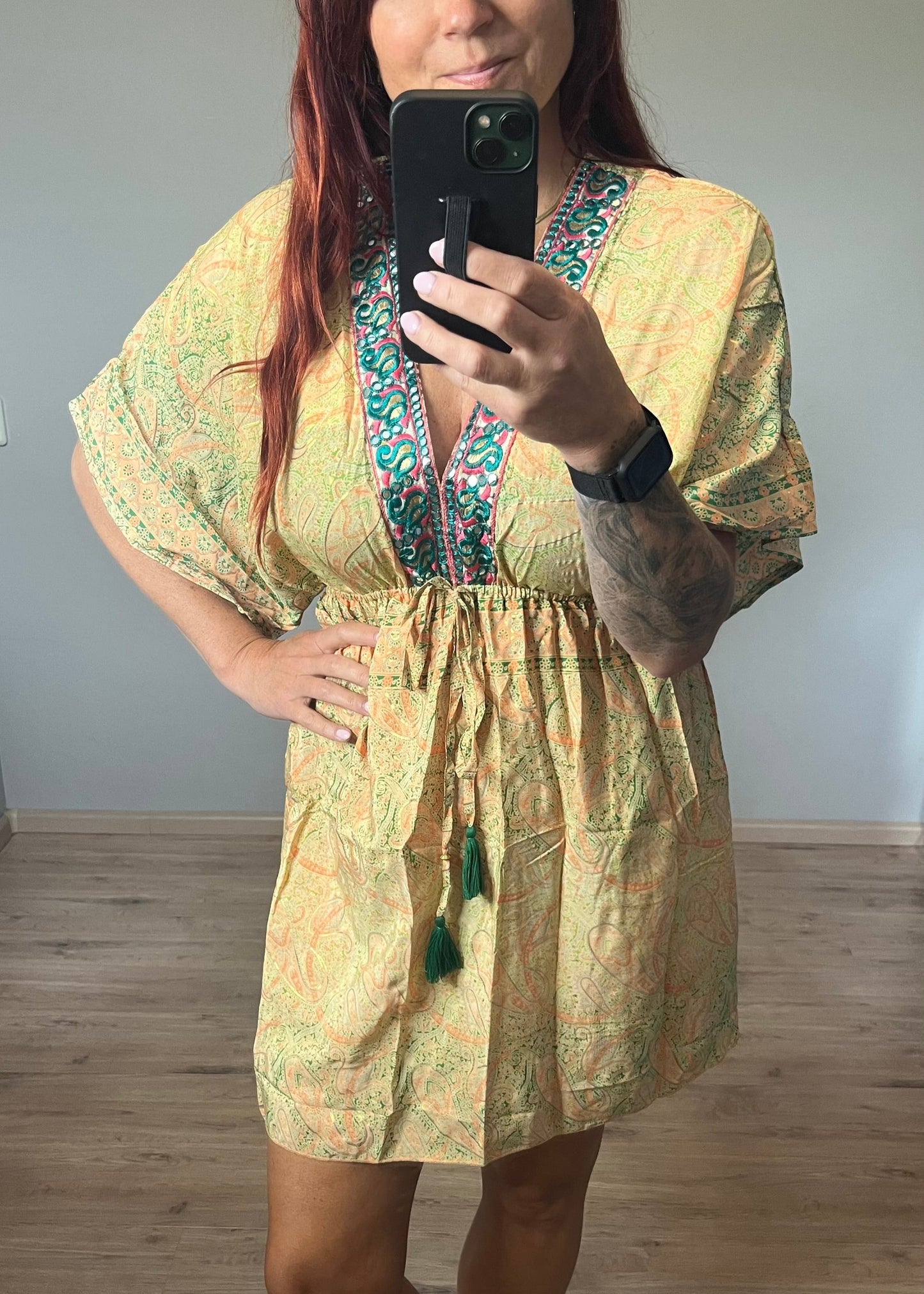 Kleurrijk Ibiza stijl damesjurkje van zijde en viscose. Zomers, luchtig en stijlvol met speelse print.