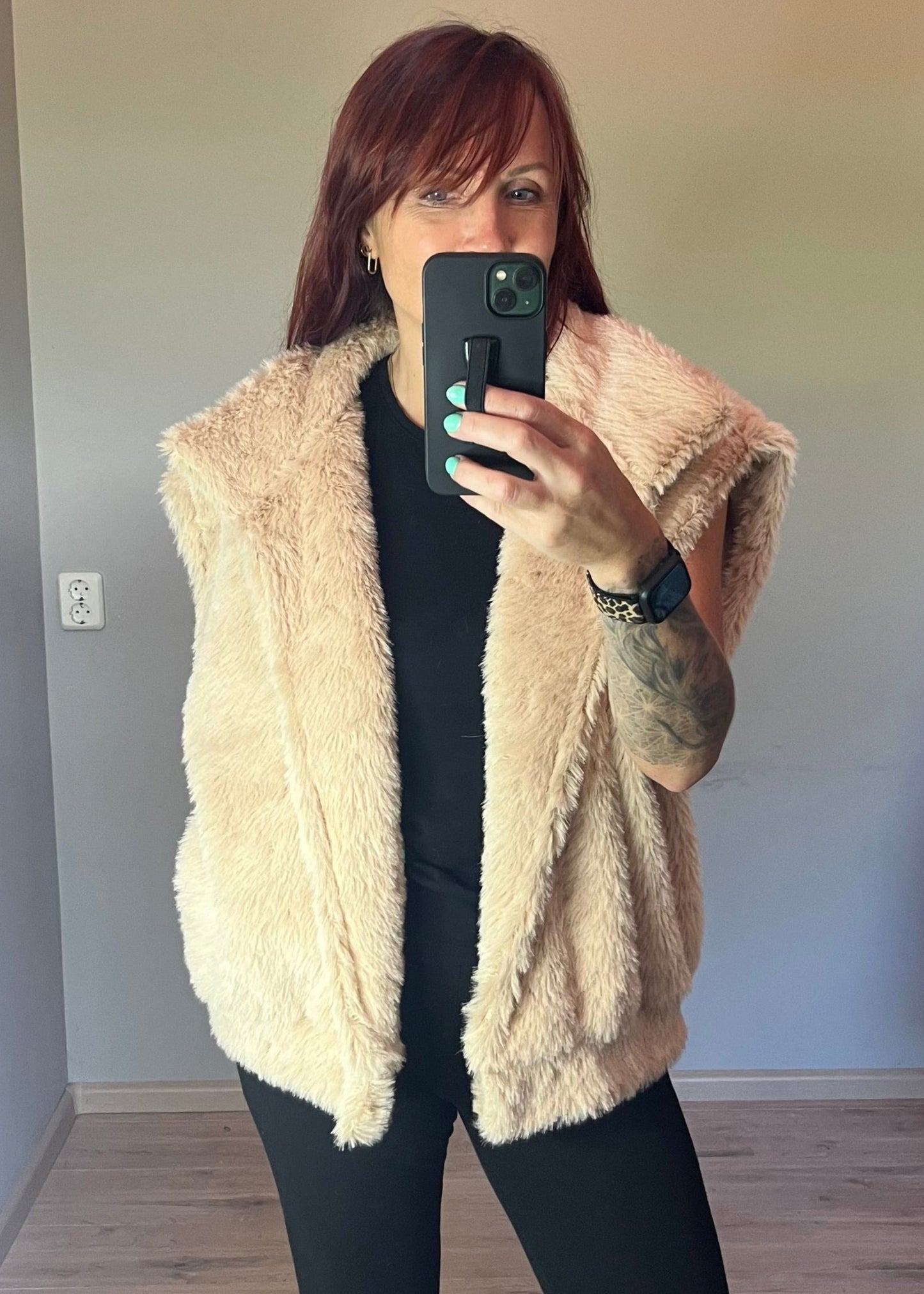 Gilet van nep bont in camelbruin en beige, met grote kraag en twee zakken. Oversized model, one size tot maat 46.