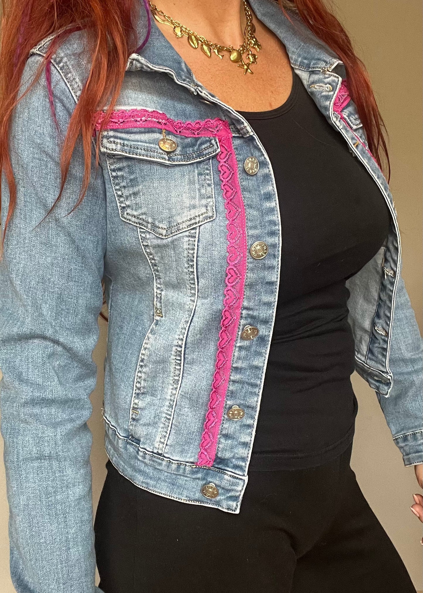Uniek gepimpt vintage spijkerjasje van Piek Fashion, geüpcycled met creatieve details. Eén exemplaar beschikbaar.