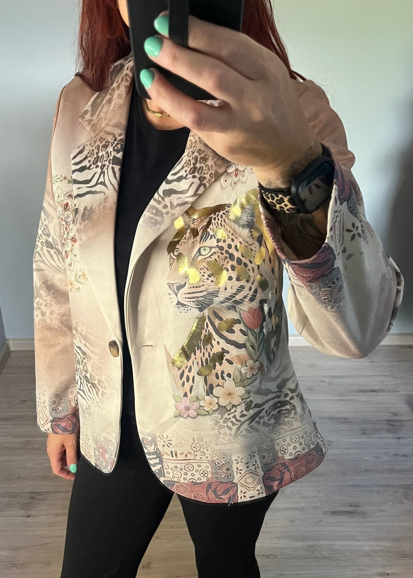 Blazer in suèdelook stof met opvallende print, licht getailleerd. One size tot maat 44.