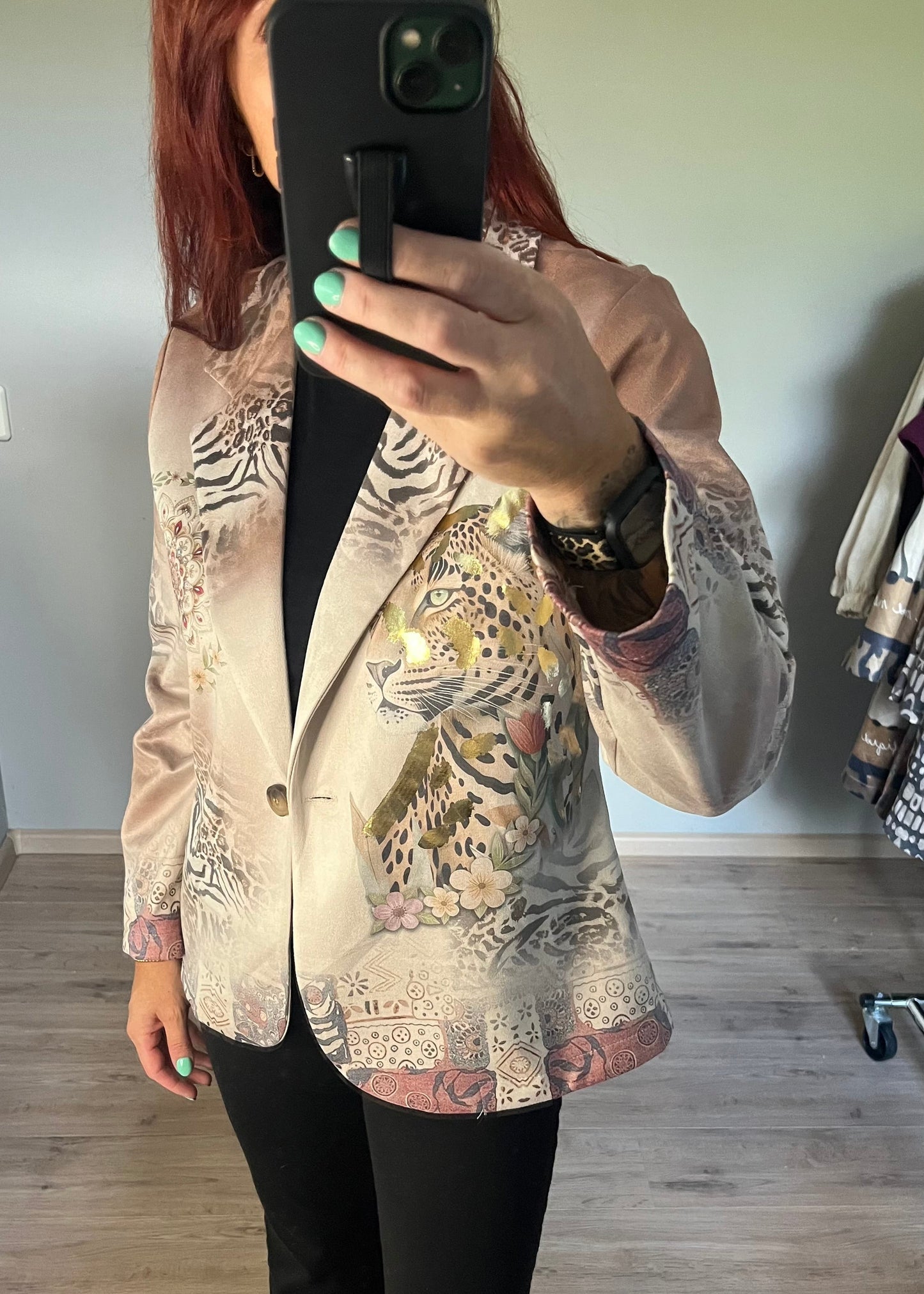 Blazer in suèdelook stof met opvallende print, licht getailleerd. One size tot maat 44.