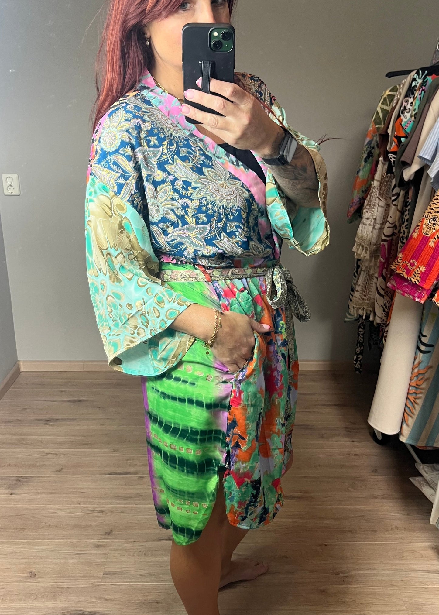 Gave kimono uit Inda in Ibiza stijl van zijde met centuur en steekzakken. Diverse hippe en trendt prints. Elke is uniek.