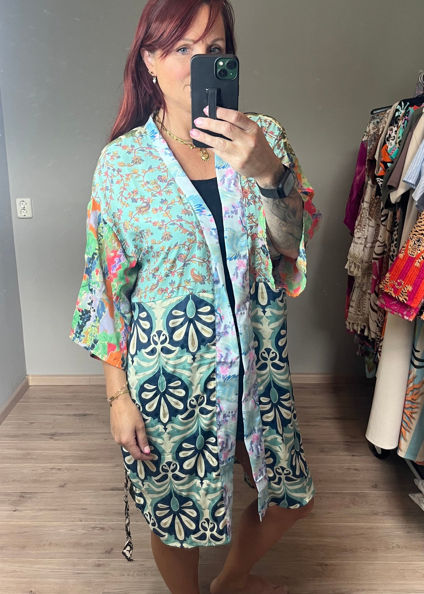 Gave kimono uit Inda in Ibiza stijl van zijde met centuur en steekzakken. Diverse hippe en trendt prints. Elke is uniek.