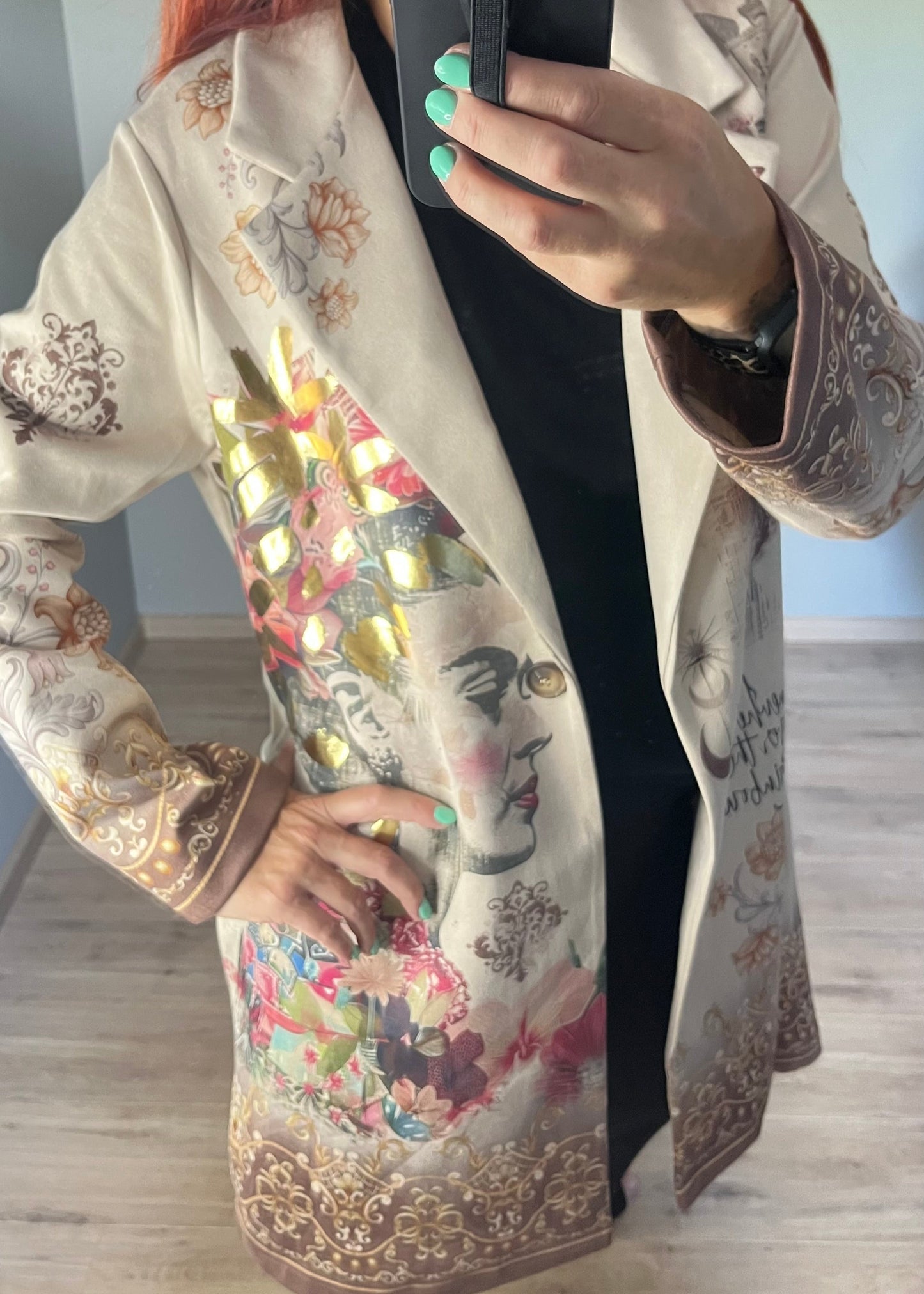 Lange jas in suèdelook met opvallende print, licht getailleerd. One size tot maat 46.