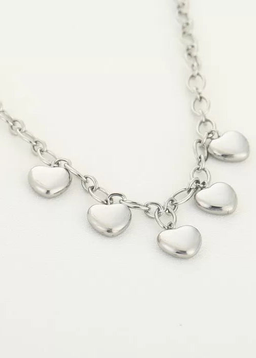 Stainless steel bedelkettingen in goud en zilver. Duurzaam, waterproof en trendy. Elke ketting heeft eigen bedels, mix en match jouw favorieten.