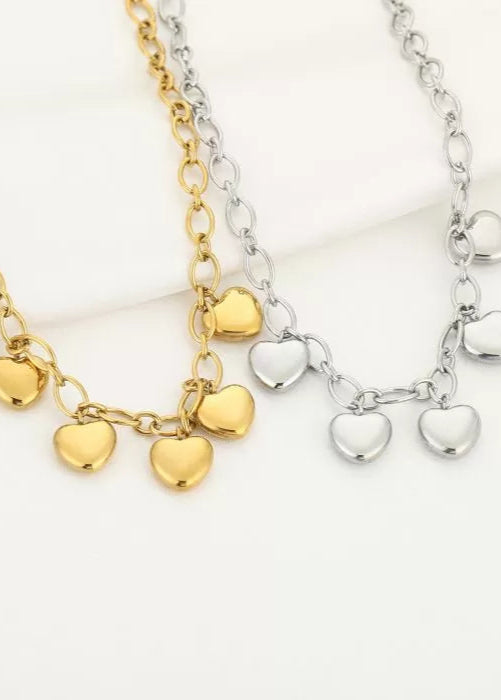 Stainless steel bedelkettingen in goud en zilver. Duurzaam, waterproof en trendy. Elke ketting heeft eigen bedels, mix en match jouw favorieten.